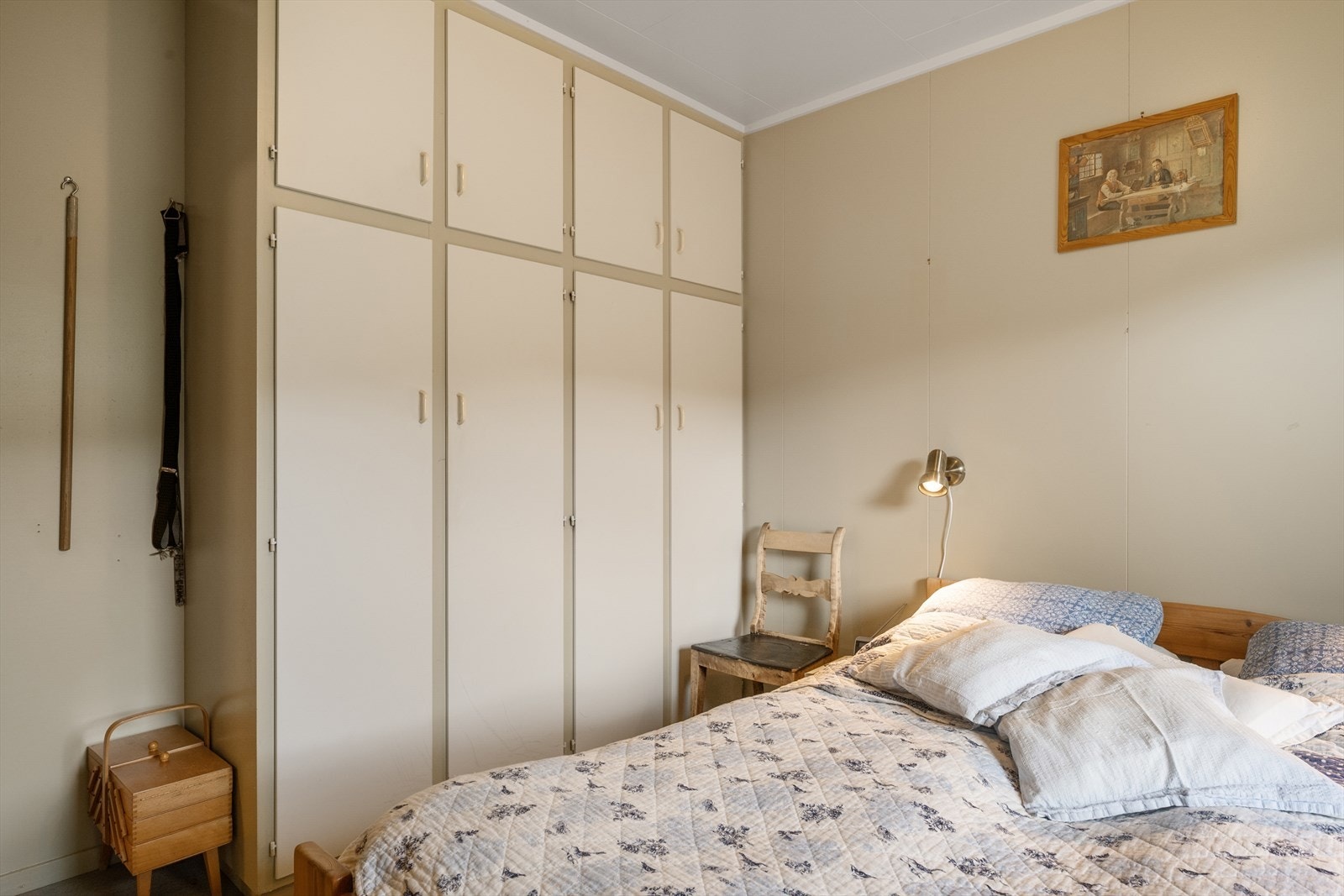 Hovedsoverommet har plassbygde garderobeskap - Soverommene er holdt i lyse farger. Galleribilde