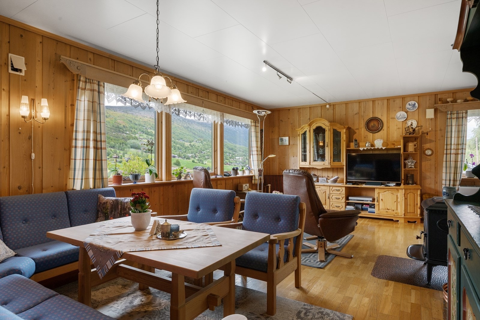 Stuen er vinklet og møbleringsvennlig. Galleribilde