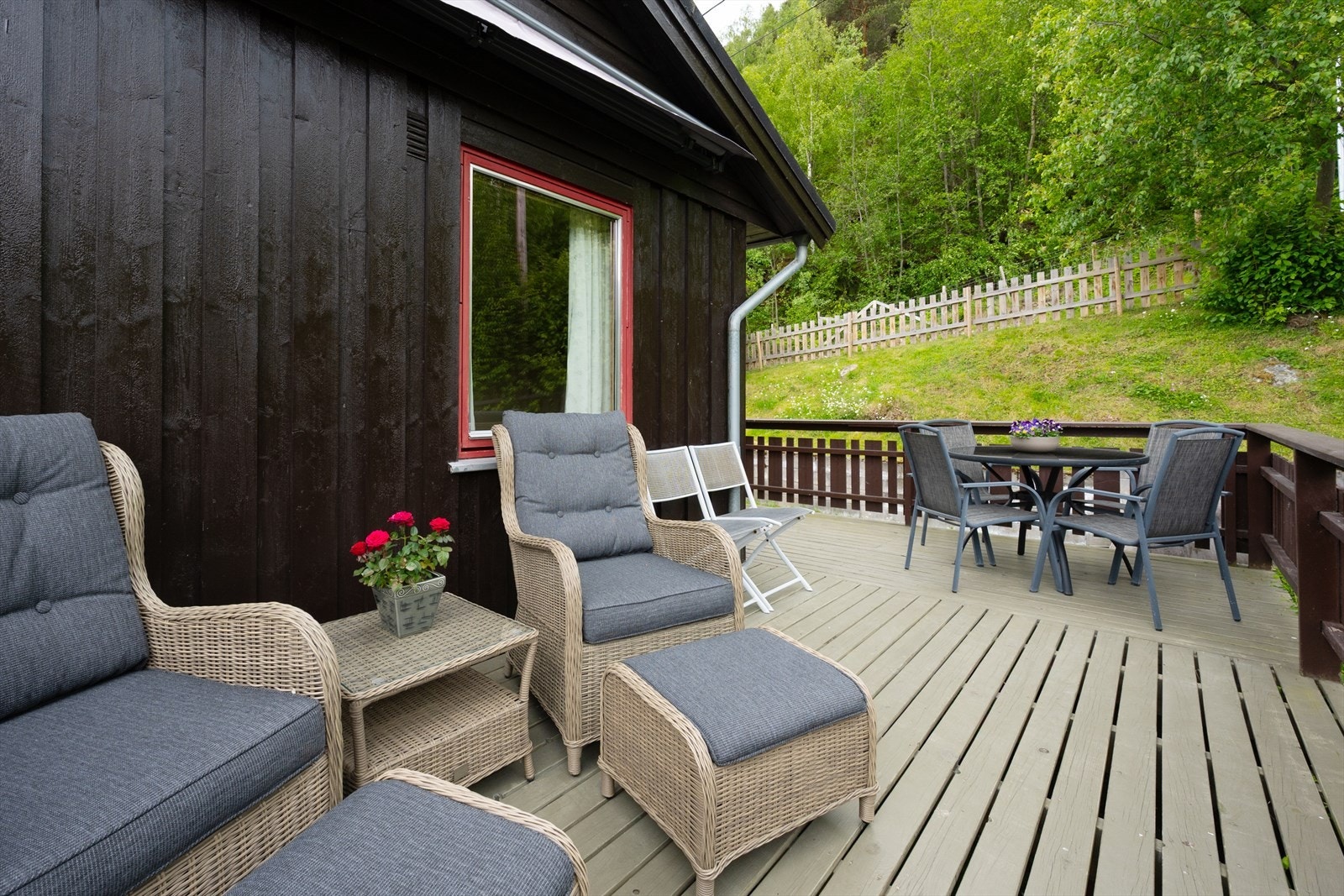 Terrassen er ca 22 kvm. Motorstyrt markise sørger for svalende skygge på varme dager. Galleribilde