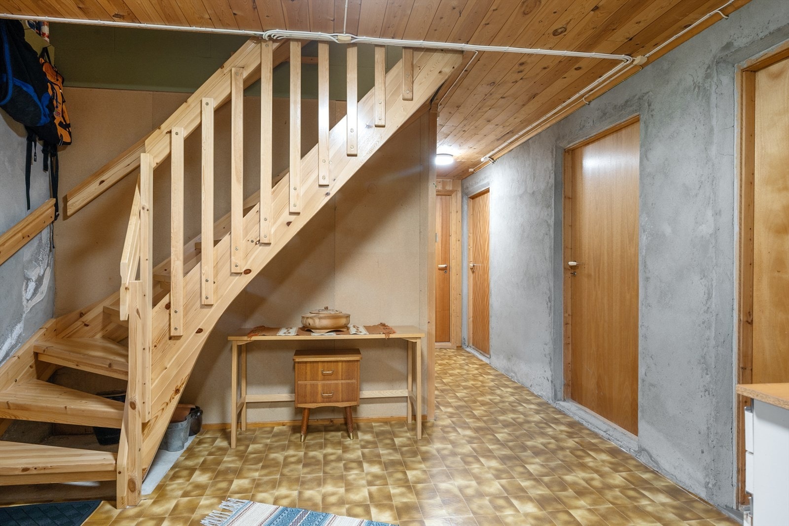 Boligen har en innholdsrik kjelleretasje. Galleribilde