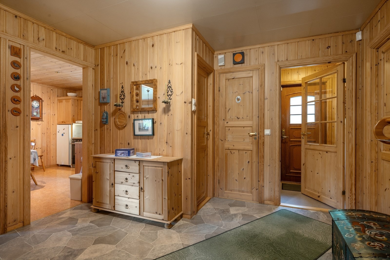 De panelte veggene gjør entréen og gangen lun og hyggelig. Galleribilde