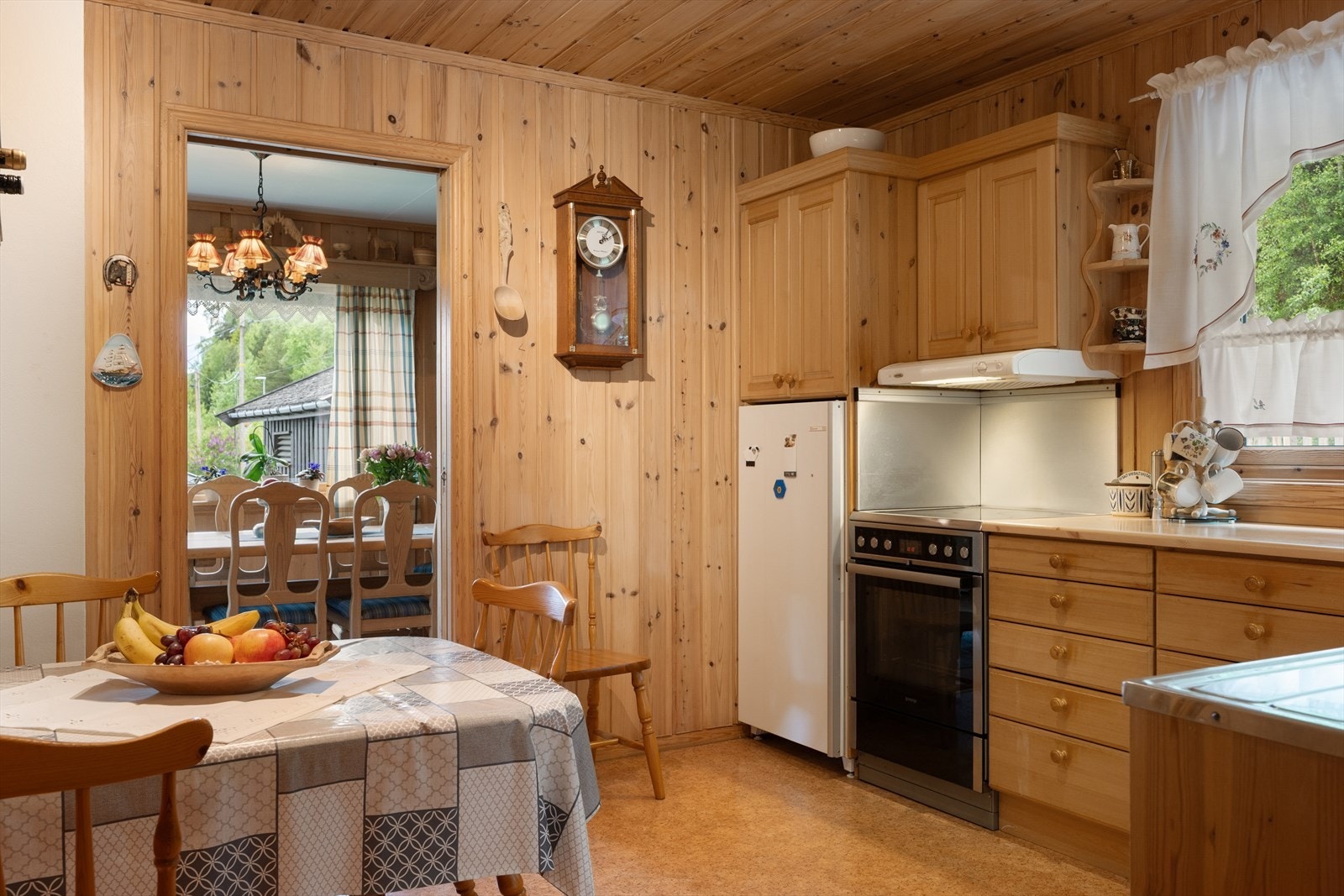 Hvitevarer som komfyr, kjøleskap og oppvaskmaskin er frittstående og følger i utgangspunktet ikke med handelen. Galleribilde