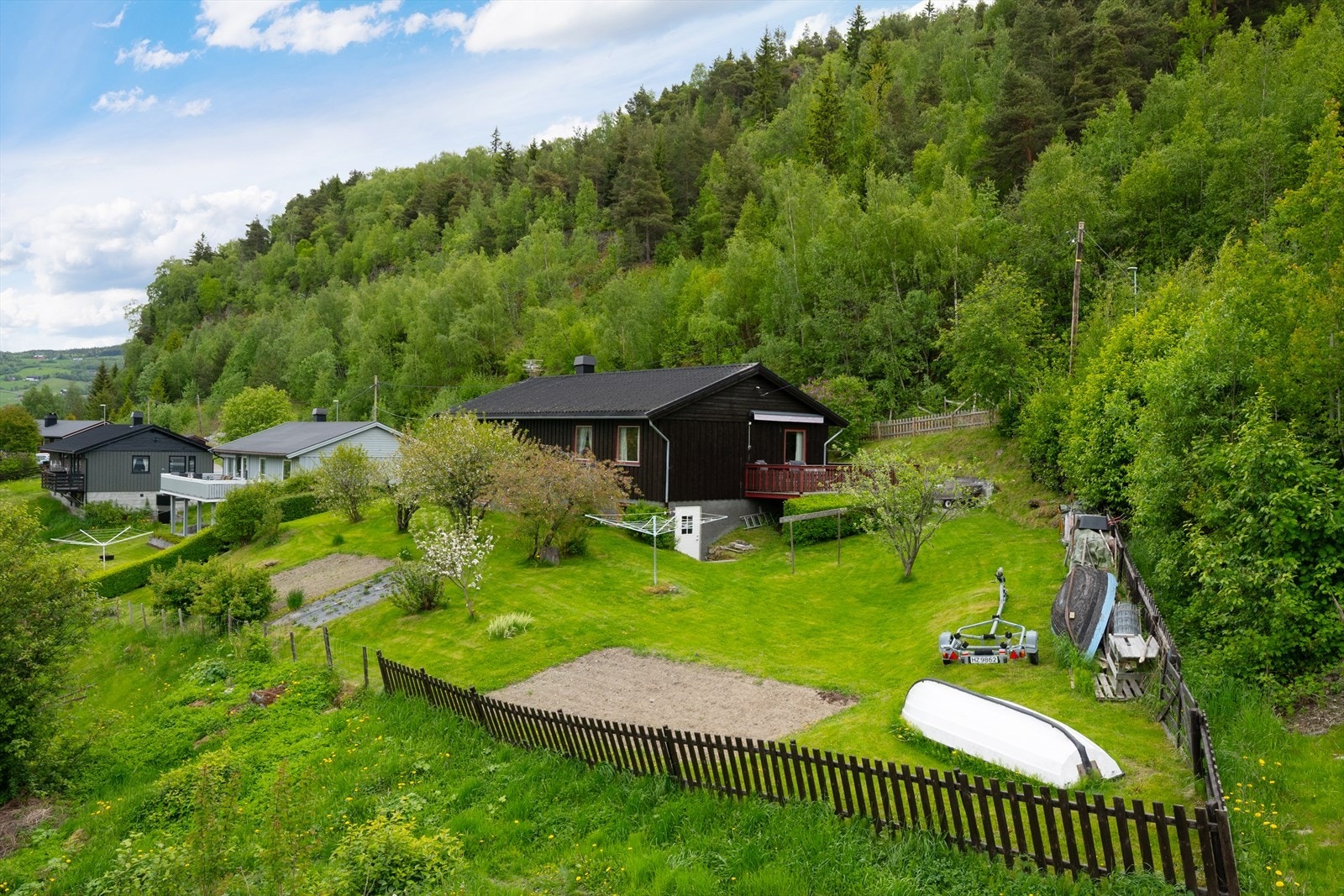 Den inngjerdede tomten gir og mulighet for å skape en hyggelig kjøkkenhage. Galleribilde