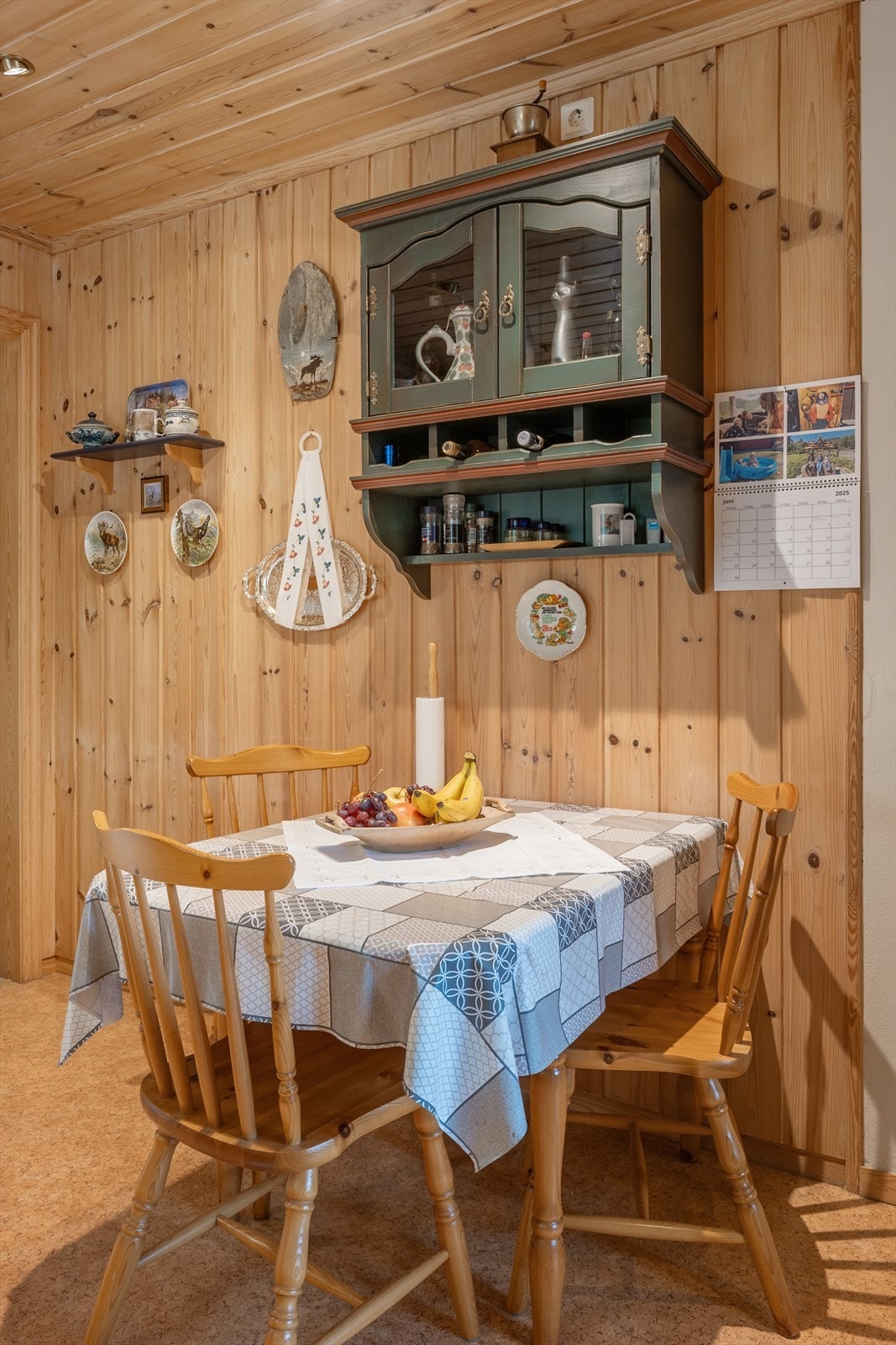 Kjøkkenet har også plass til en hyggelig spiseplass. Galleribilde