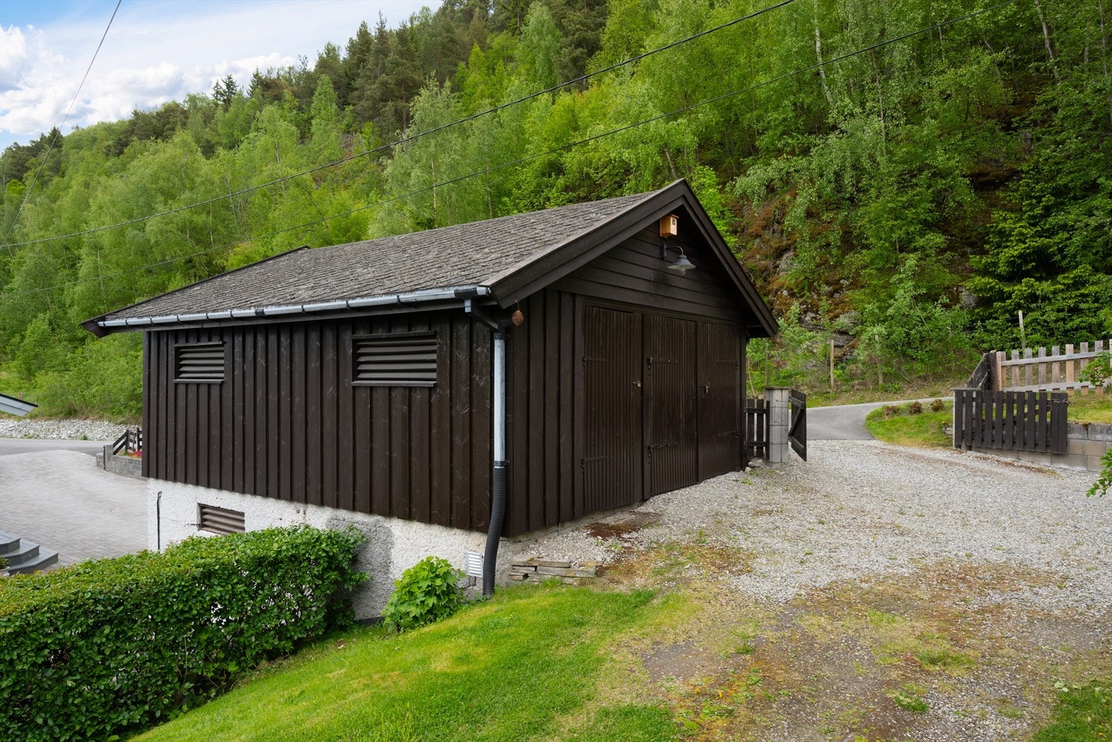 Parkering i garasje - Garasjen er bygget over to plan og deles m/nabo. Nabo disponerer underetasjen. Galleribilde