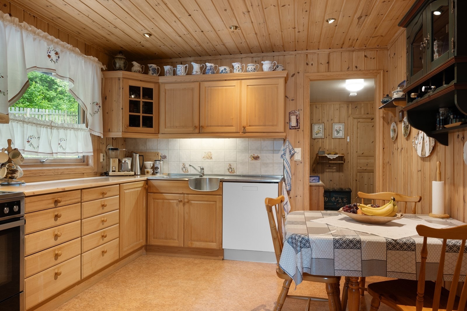 Kjøkkenet har innredning m/profilerte fronter og benkeplate i laminat. Galleribilde