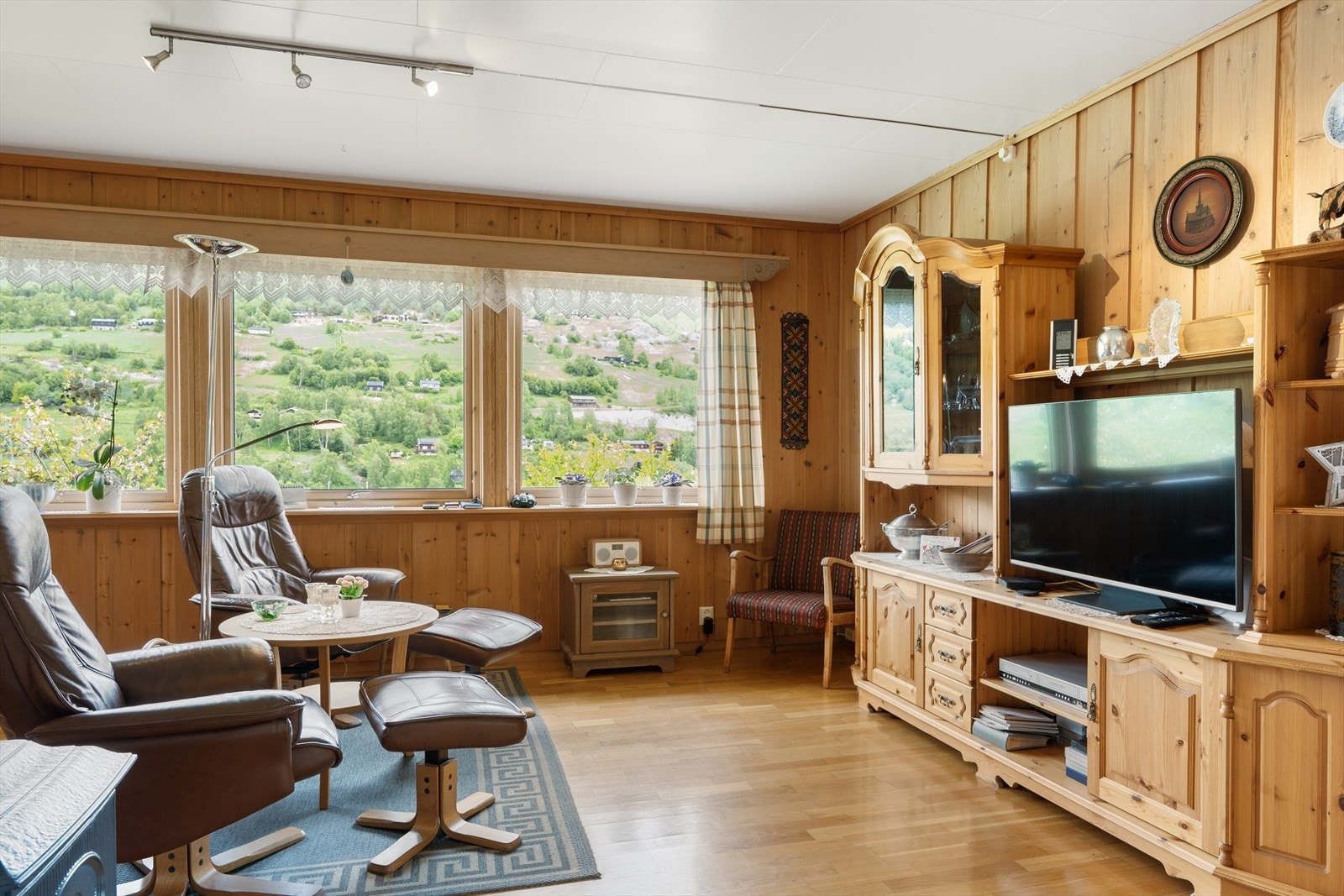 Den fine utsikten kan nytes både fra sofaen og godstolen! Galleribilde