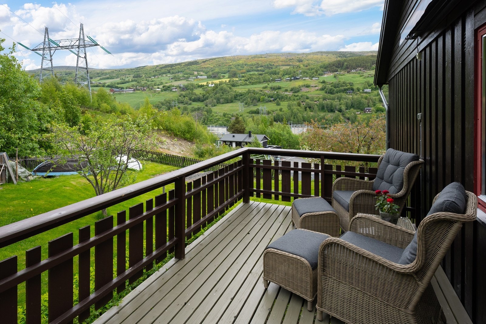 Utenfor er det tilgang til en romslig terrasse med flott utsikt. Galleribilde
