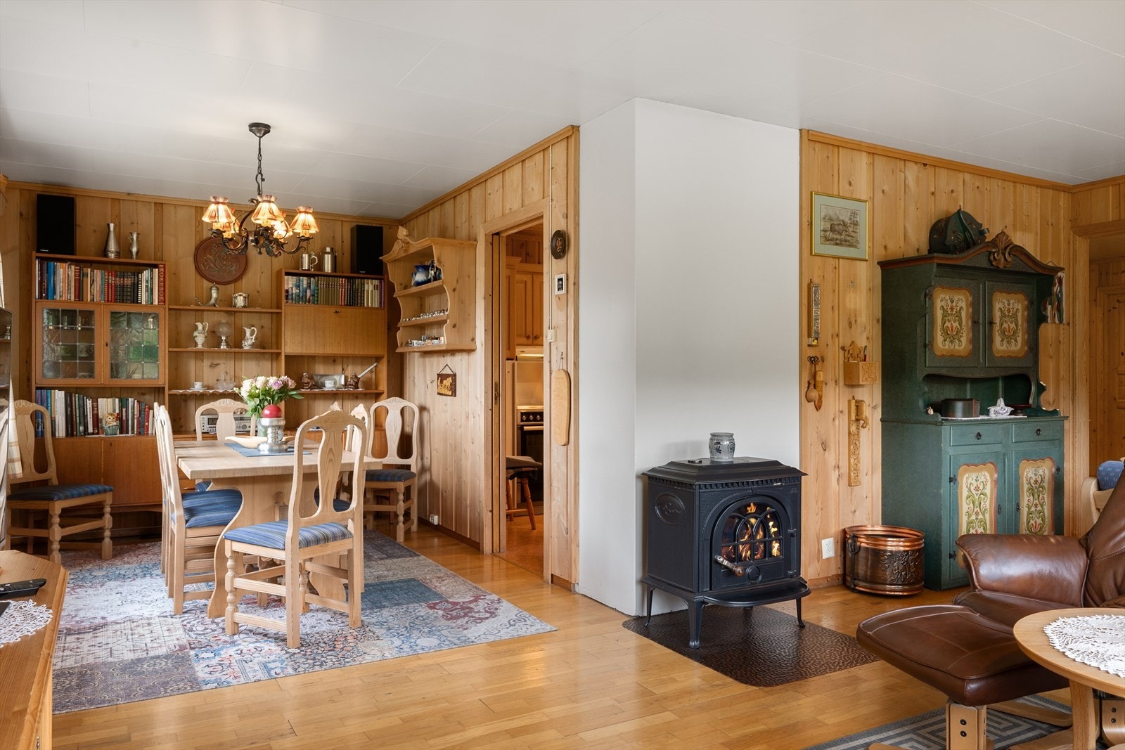 Vedovn og varmepumpe sørger for god og jevn innetemperatur året rundt. Galleribilde