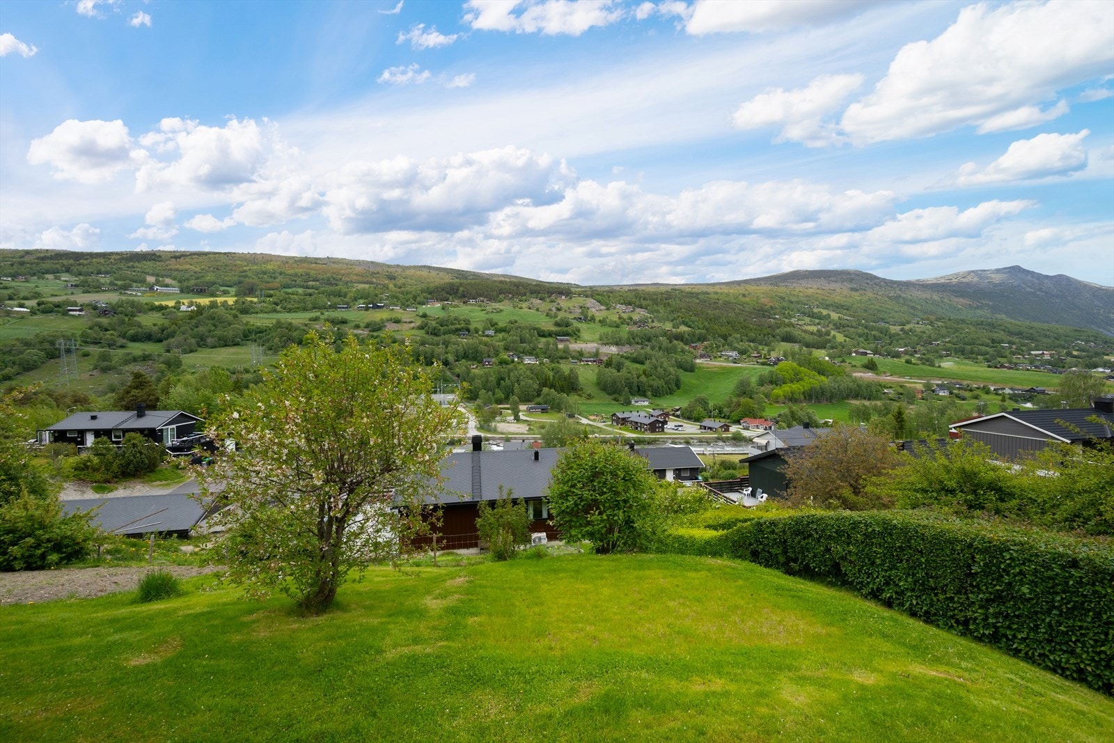 Hølvegen 11 ligger åpent og fint til i et etablert område ca 1 km fra Vågåmo. Galleribilde