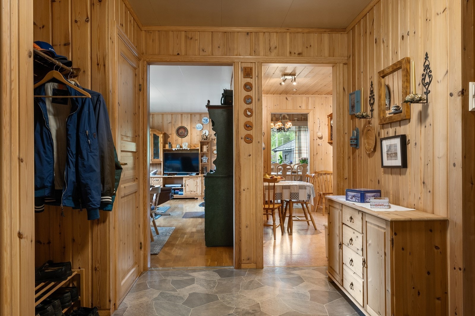 Fra gangen er det dører inn til soverom, samt inngang til stue og kjøkken. Galleribilde