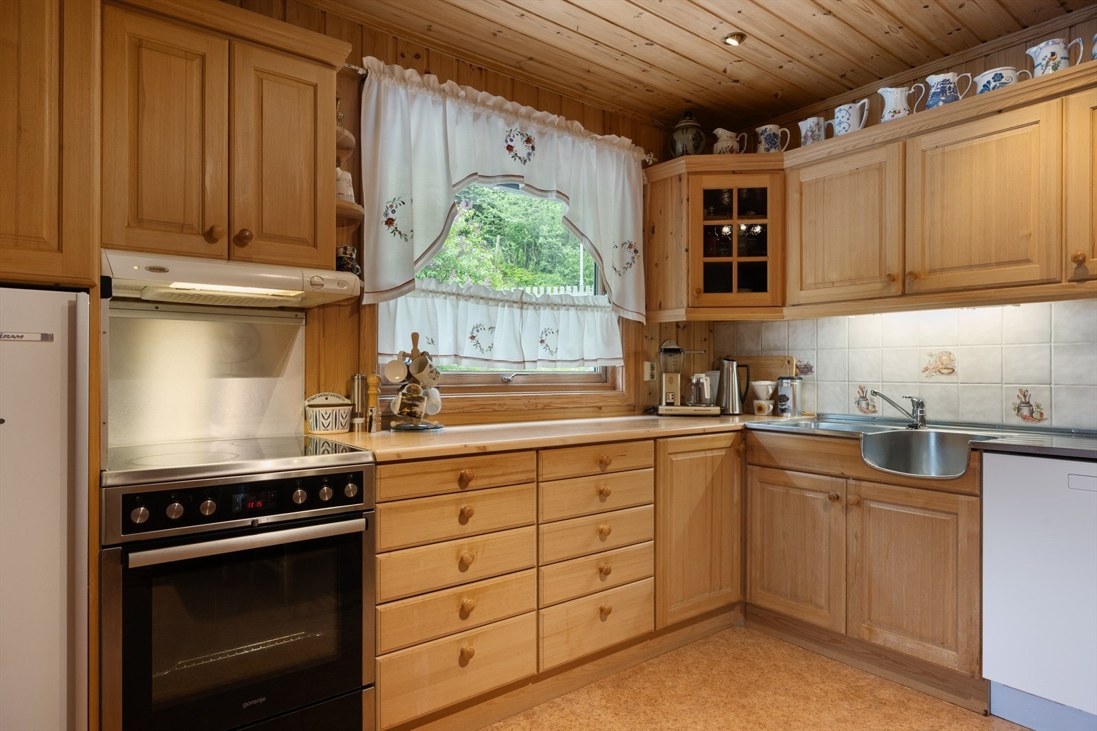 Det er godt med oppbevaringsplass og gode arbeidsflater. Benkebelysning og takspoter gir godt med lys. Galleribilde