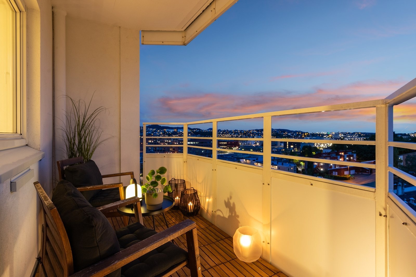 Balkongen på 5m2 er vendt mot sørvest og har ypperlige solforhold Galleribilde