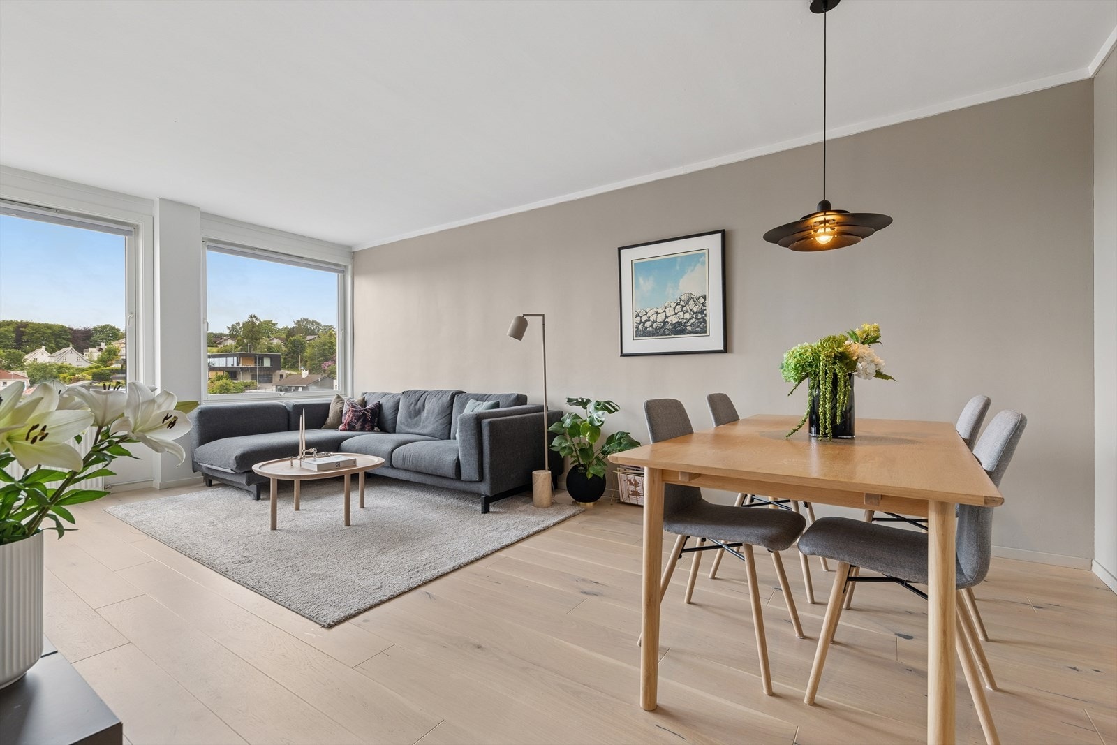 Romslig stue med plass til både stor sittegruppe og spisebord Galleribilde