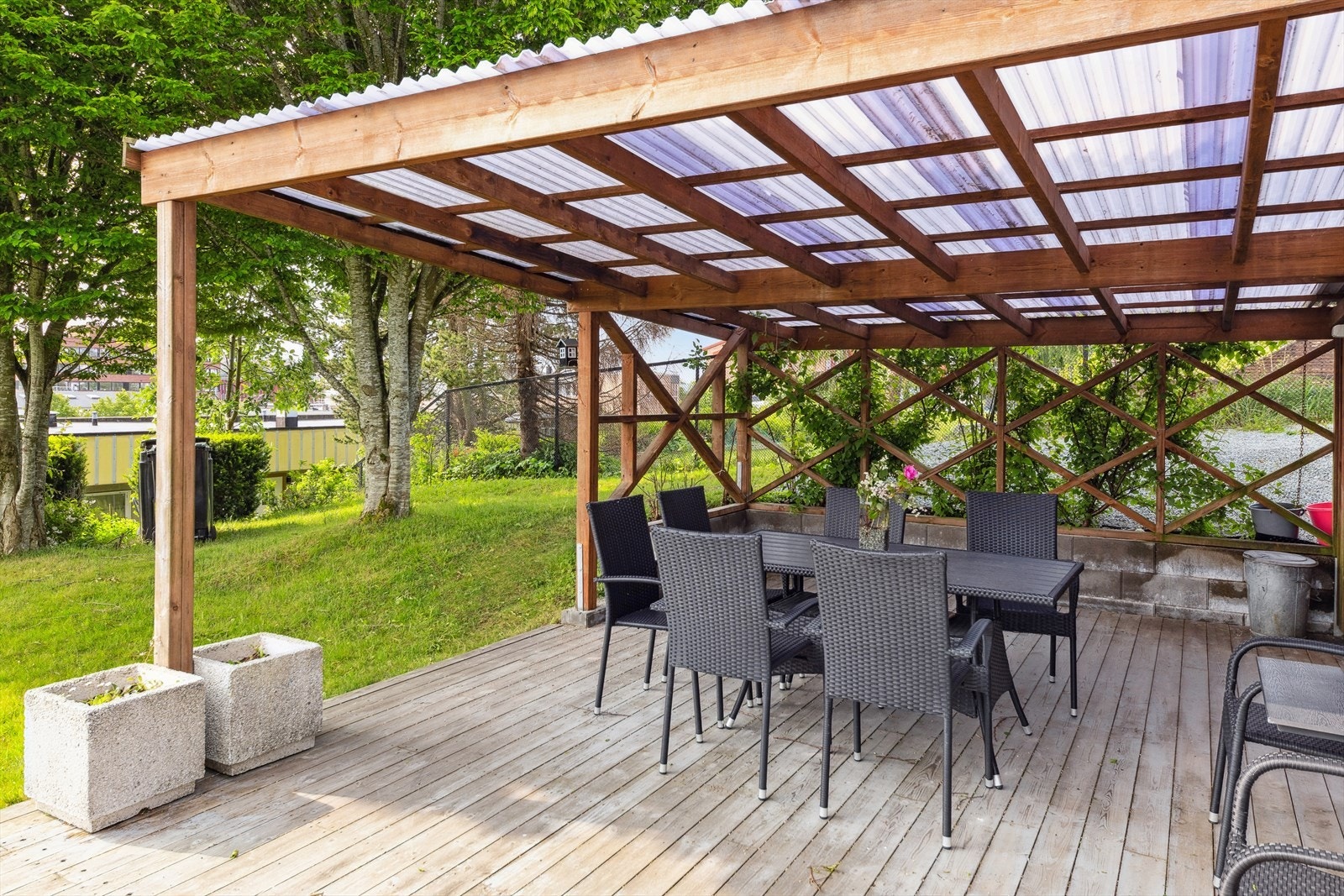 Blokken har felles hage og plantekasser, felles hagestue og felles sykkelgarasje.
Det er også felles vaskeri med vaskemaskiner og tørketromler, samt et felles oppholdsrom i etasje U ved siden av heis. Galleribilde