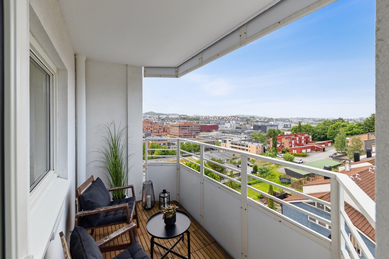 Luftig balkong i 7.etg med ypperlige solforhold og utsikt Galleribilde