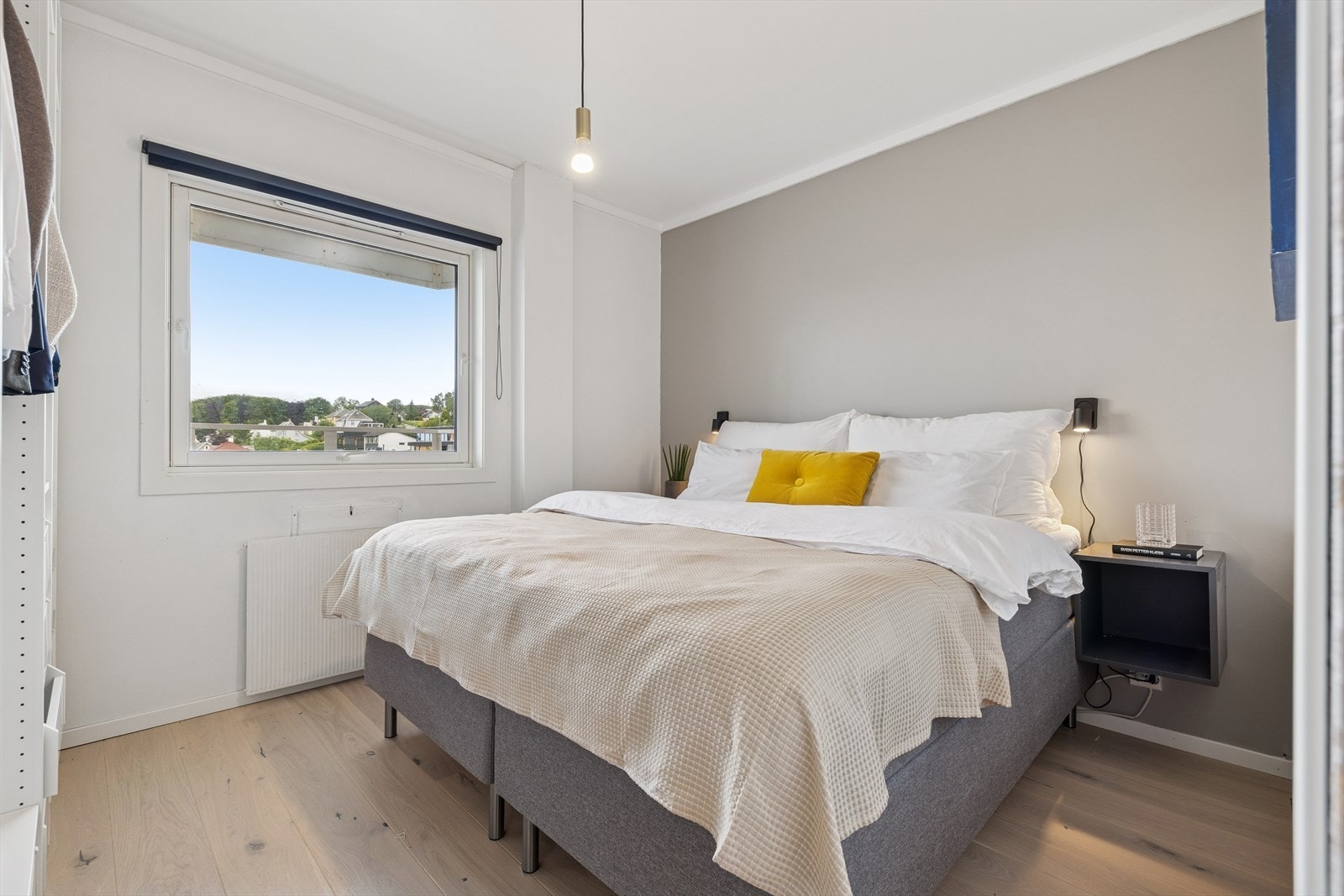 Romslig soverom med medfølgende garderobeskap Galleribilde