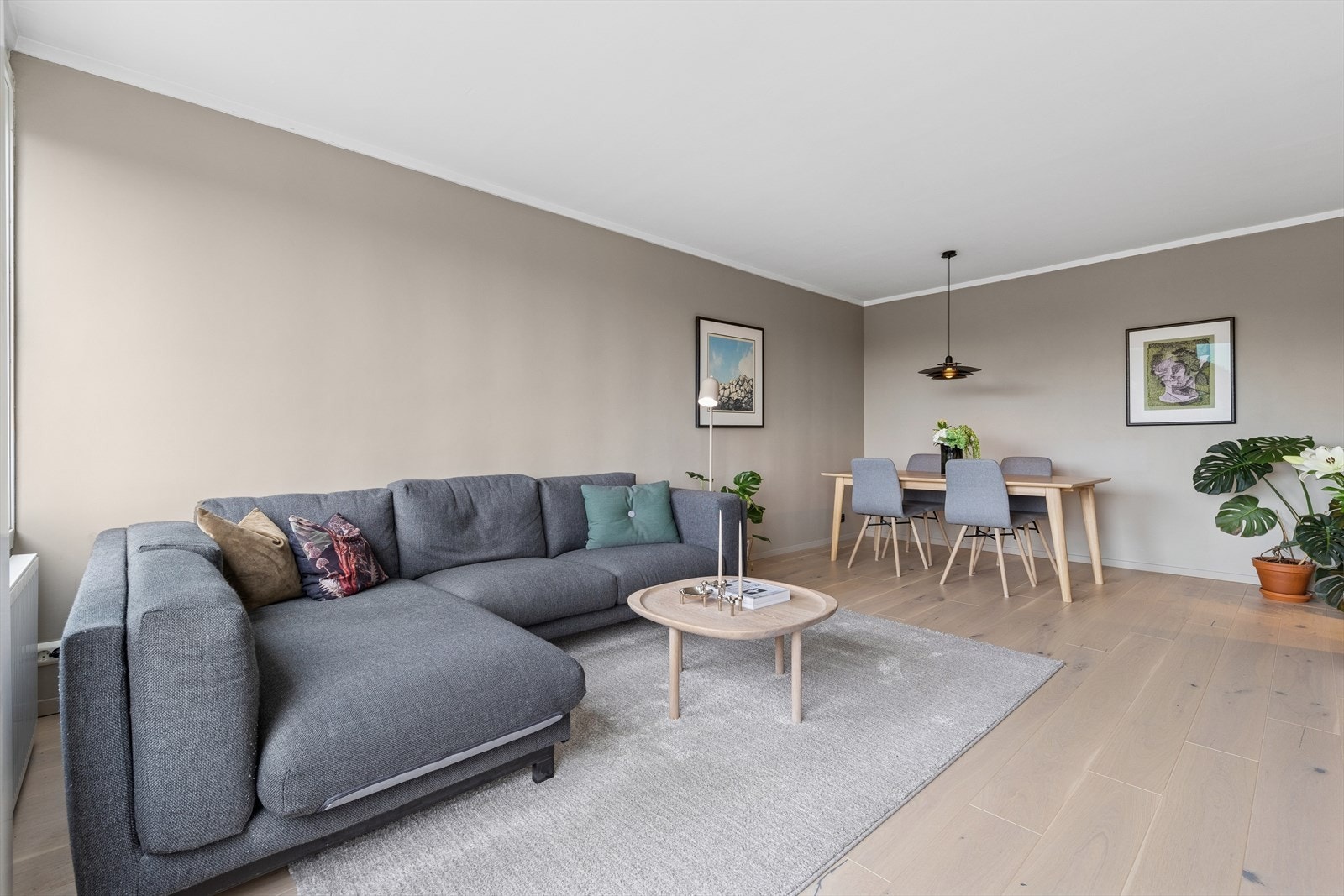 Det er i nyere tid også blitt sparklet og malt vegger i stue og gang Galleribilde