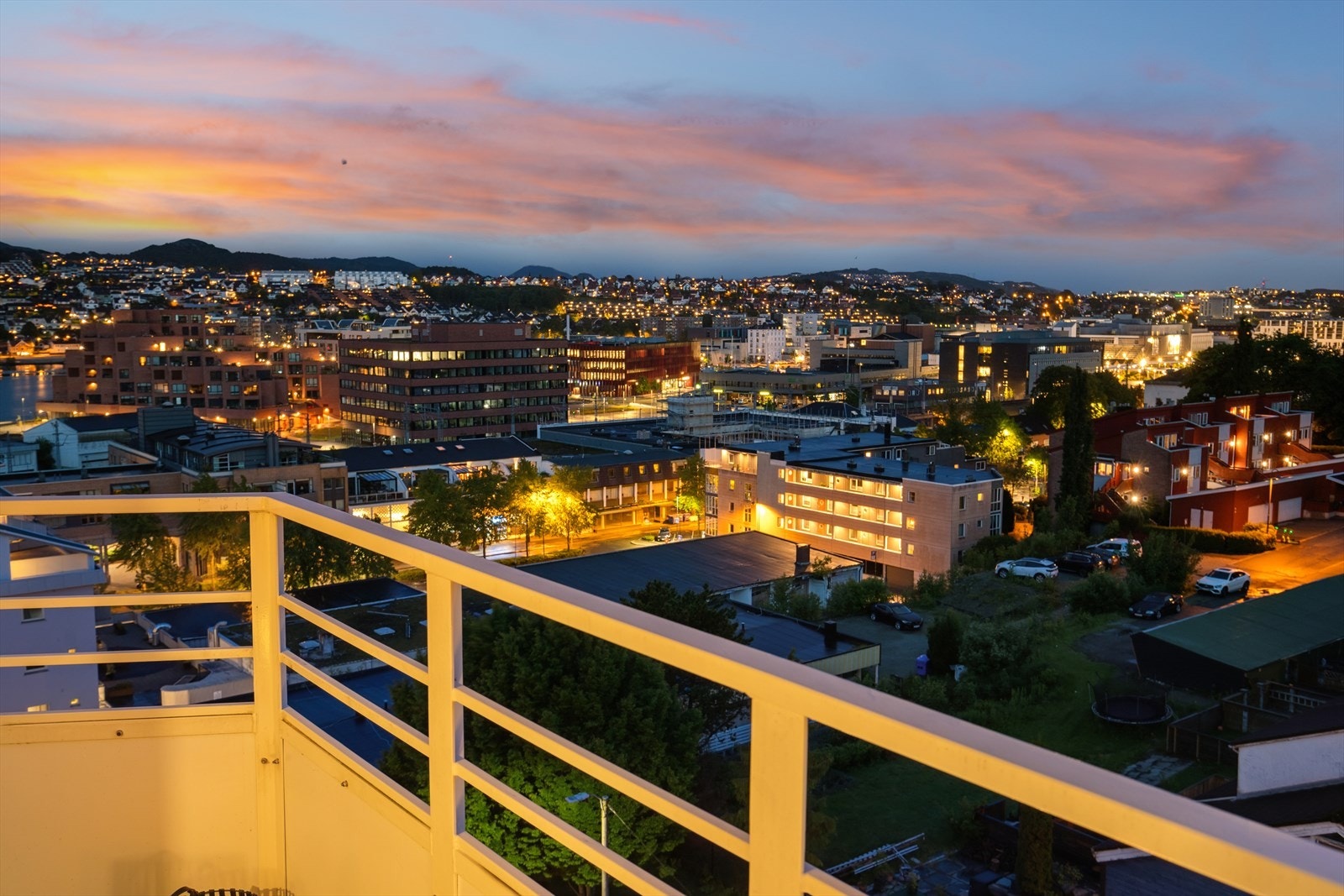 Leiligheten ligger i 7.etasje og har nydelig utsikt over Sandnes og ypperlige solforhold på balkongen Galleribilde