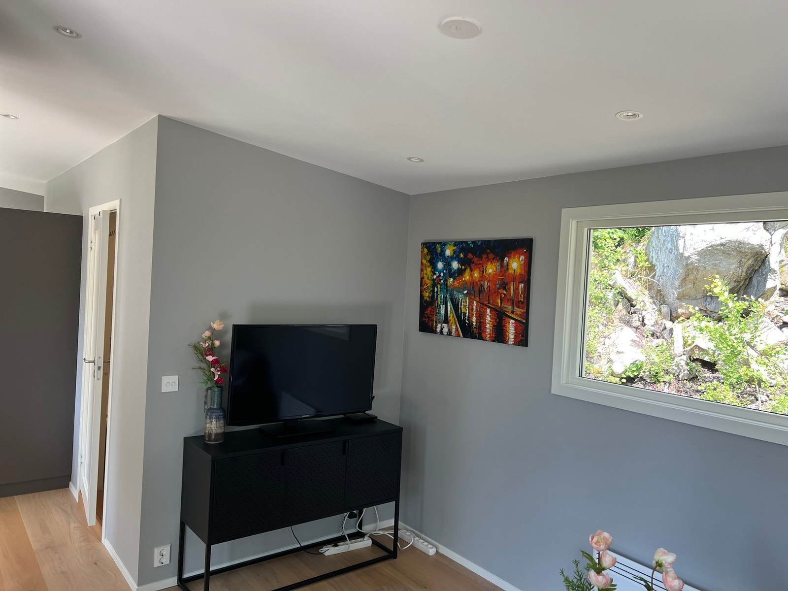 Romslig stue med plass til møblering Galleribilde