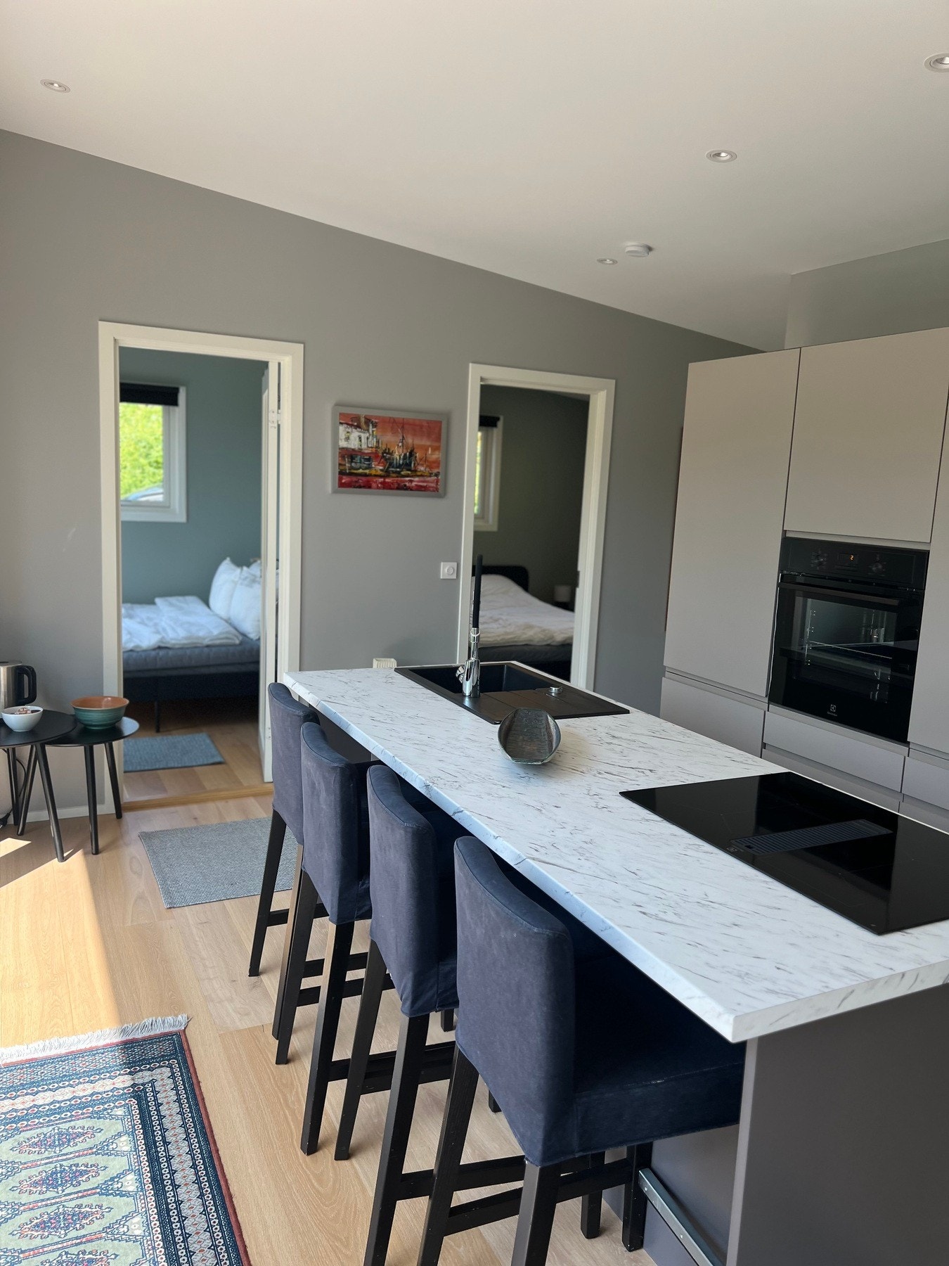 Lekkert kjøkken med god skap- og benkeplass Galleribilde