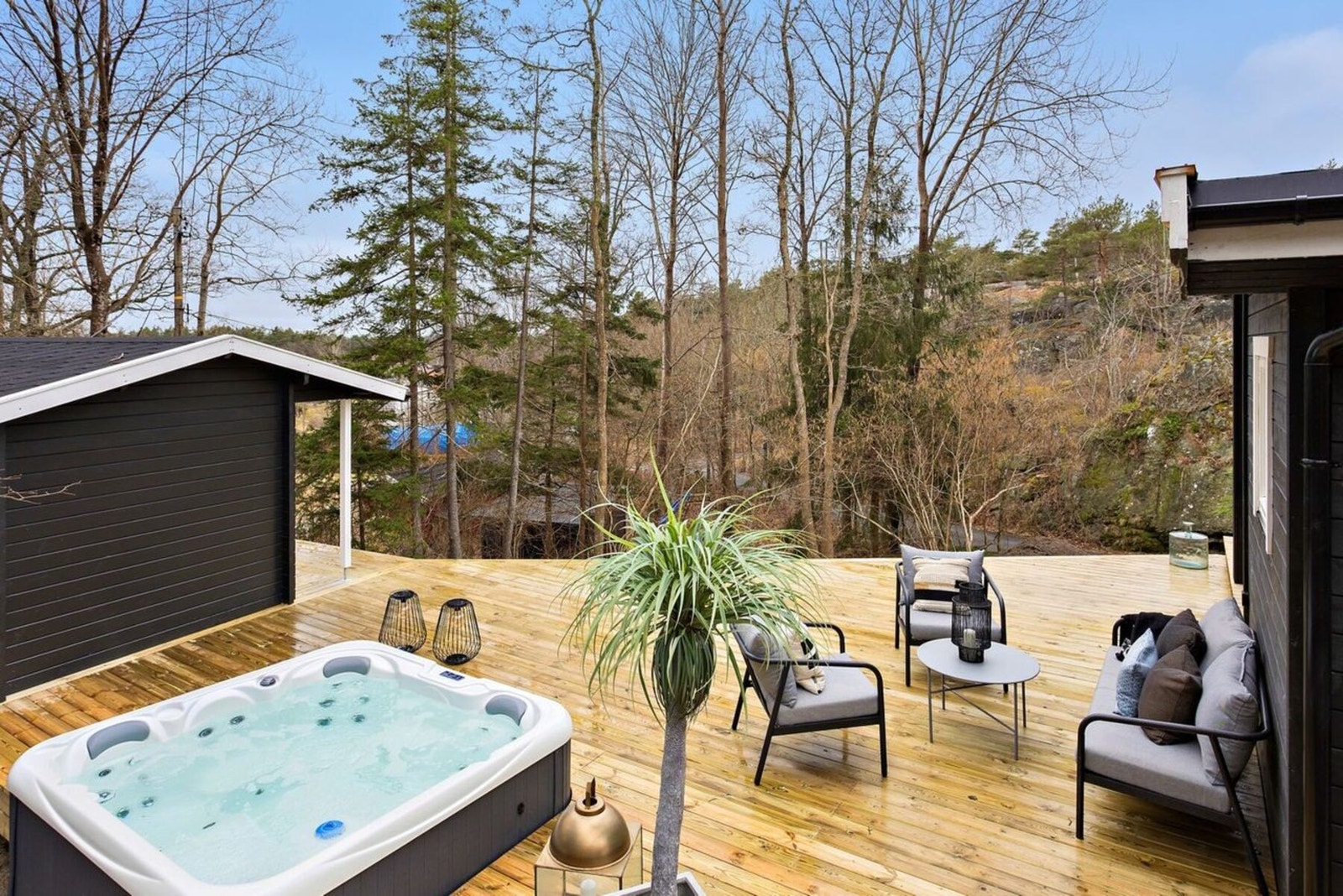 Hytten har en tilbaketrukket beliggenhet, omgitt av grønne omgivelser Galleribilde