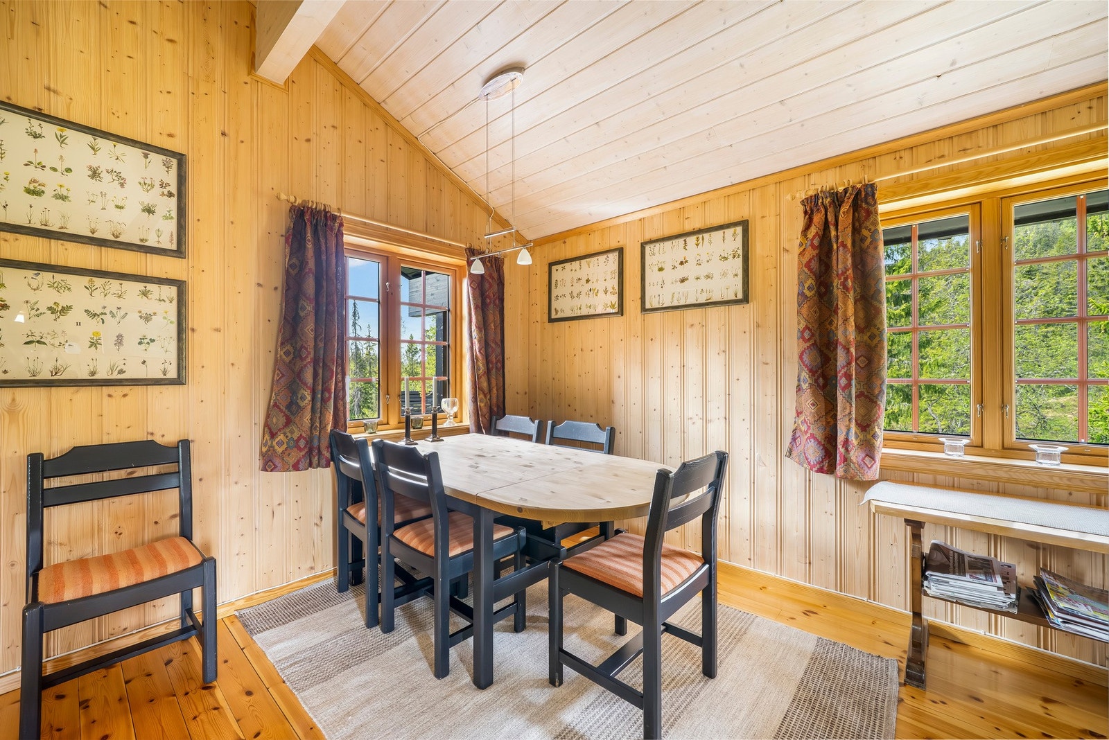Det er god plass til en spisestue i den romslige stua. Galleribilde