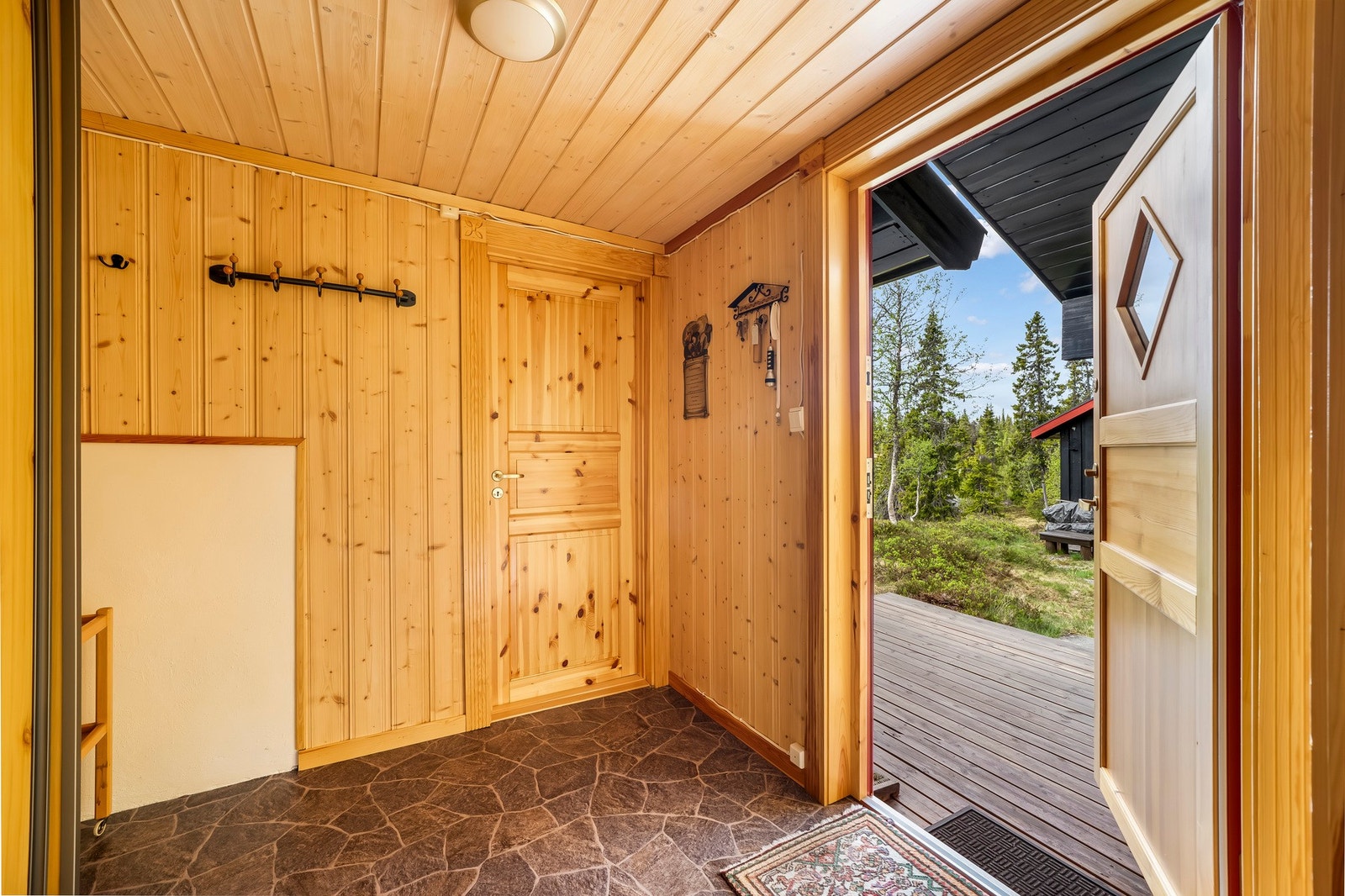 Inngang med god plass til å henge fra seg tøy. Galleribilde
