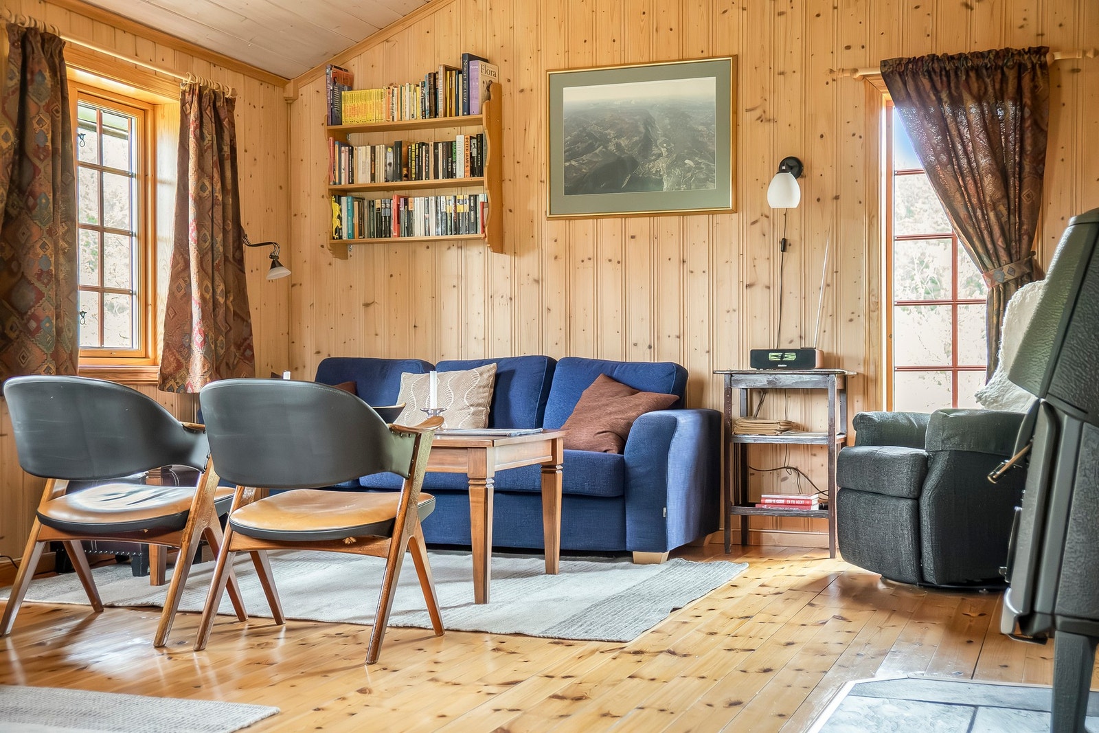 Stua har åpen himling og er luftig og romslig. Galleribilde