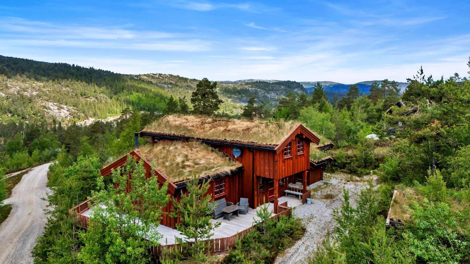 Hytta er omringet av storslått natur. Galleribilde