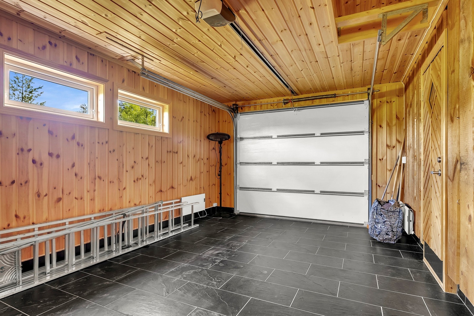 Garasje med direkte inngang inn i huset. Galleribilde