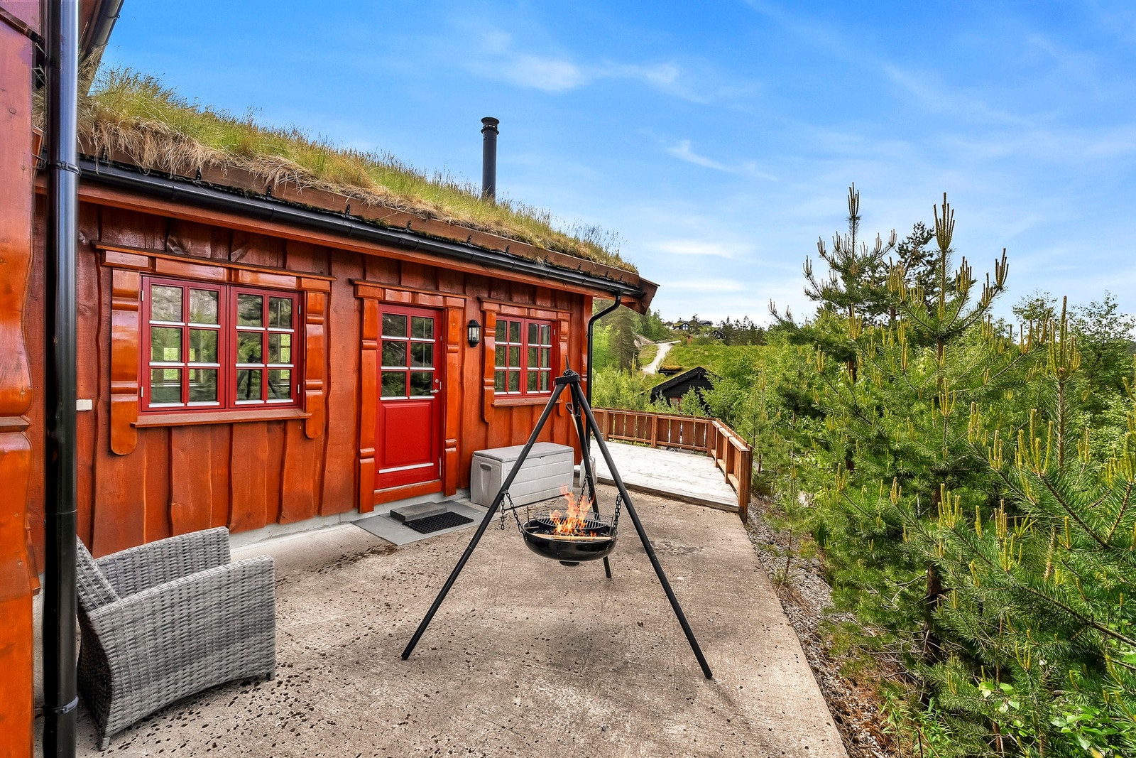 Romslig terrasse rundt hytta med god plass til ønskelig møblement. Galleribilde