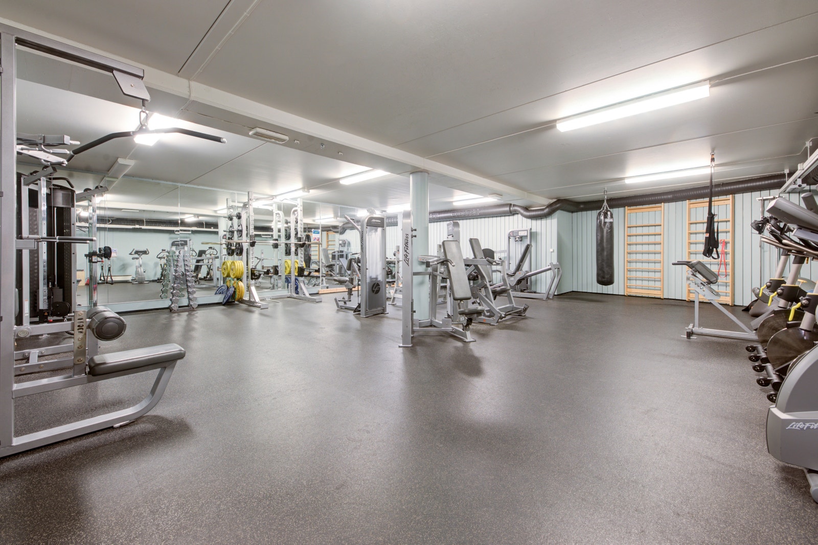 Tilgang til treningssenteret Arca i vårt bygg i Østensjøveien 32. Her fra velutstyrt styrkerom. Galleribilde