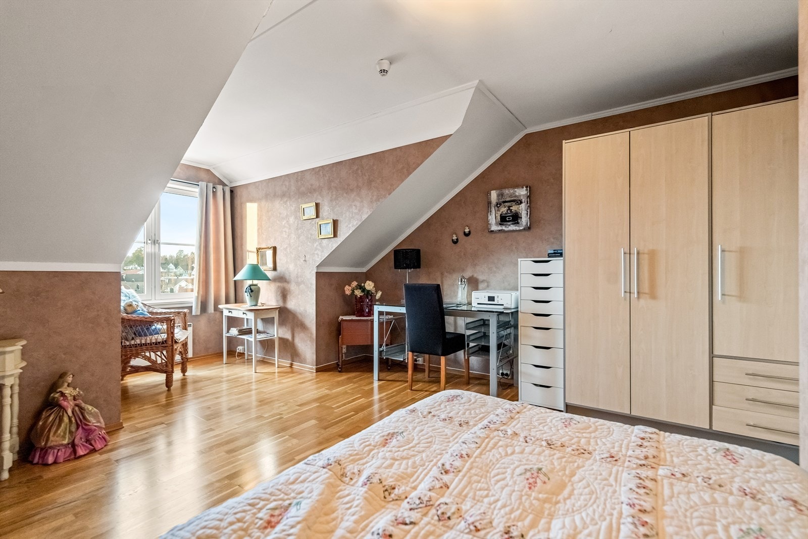 Soverom nr. to er lyst og trivelig med vindu i enden. Galleribilde