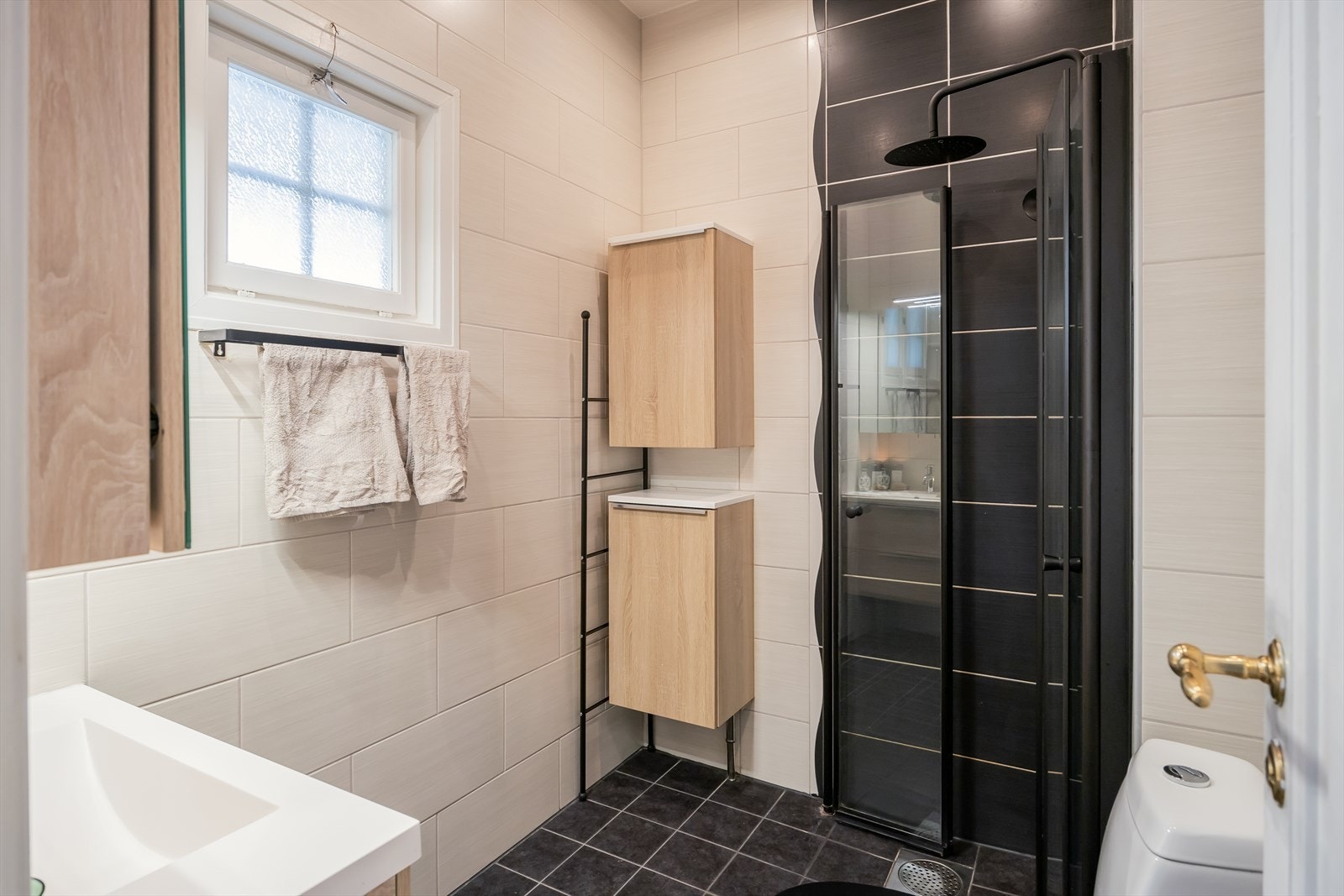 Pent flislagt bad fra 2010 på 3,5 m² med gulvvarme. Leiligheten disponerer en plass i felles vaskekjeller, som det står en vaskemaskin på. Vaskemaskinen kan medfølge handelen. Det er også et felles tørkerom i kjelleren Galleribilde