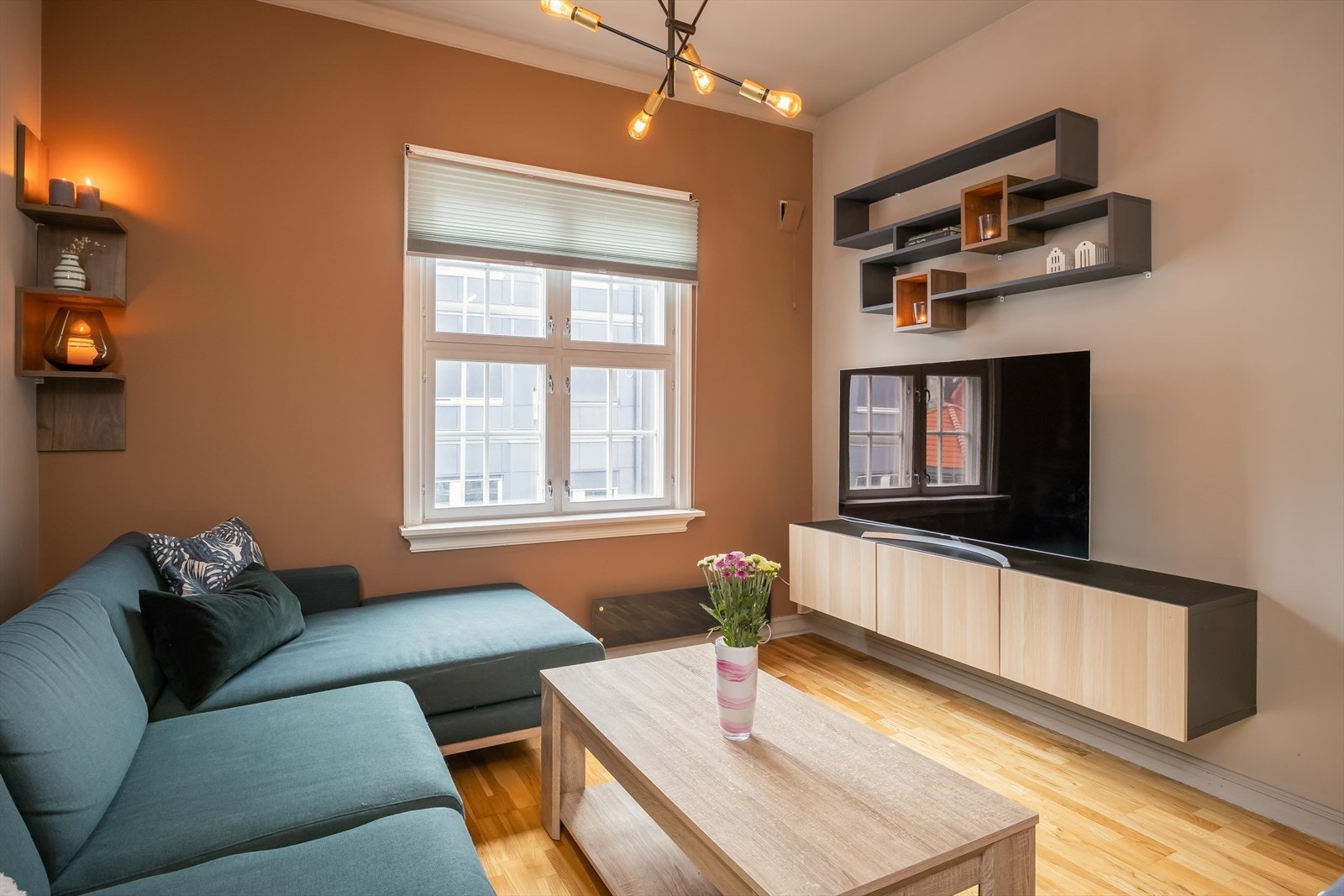 Her bor du med umiddelbar nærhet til et bredt utvalg av fasiliteter. Det er gang- og sykkelavstand til flere studiesteder i tillegg til et godt kollektivtilbud like i nærheten. Galleribilde