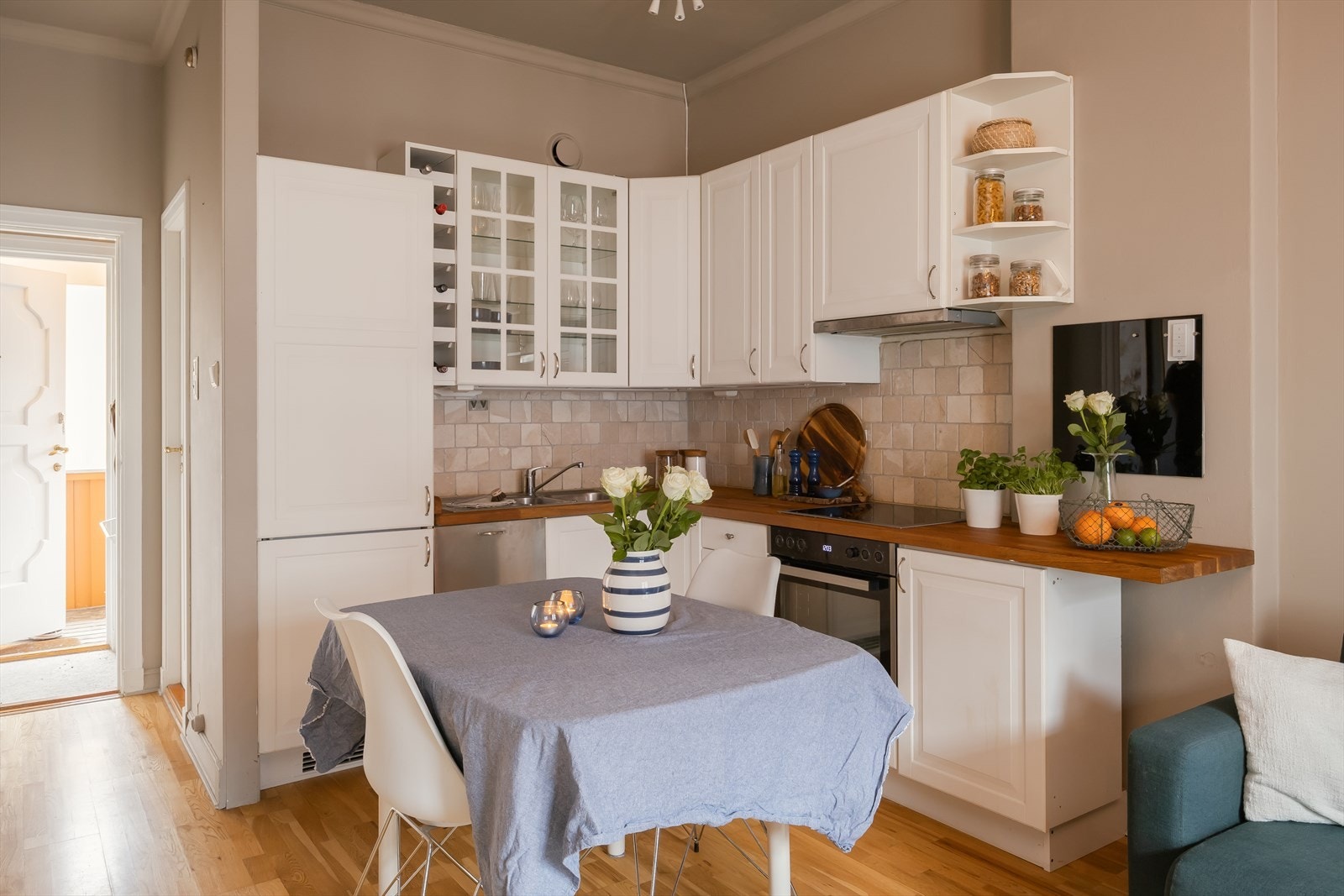 Tidløst hjørnekjøkken med tilstandsgrad 1 fra takstmann. Galleribilde