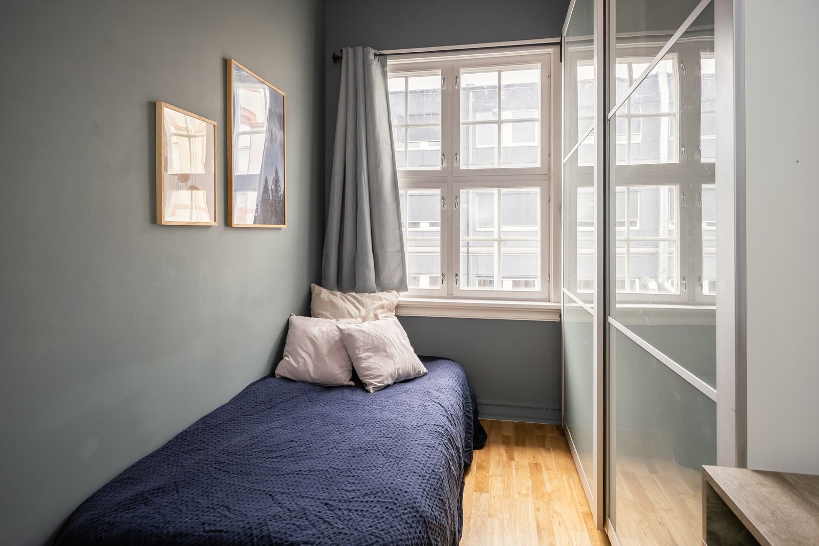 Det er gjort flere oppgraderinger i regi av sameiet de siste årene, blant annet malt trappeoppgang i 2025, oppgradert tak og pipe i 2023, installert smartlåser i bygget i 2024 og isolerte rør på loftet i 2023. Galleribilde