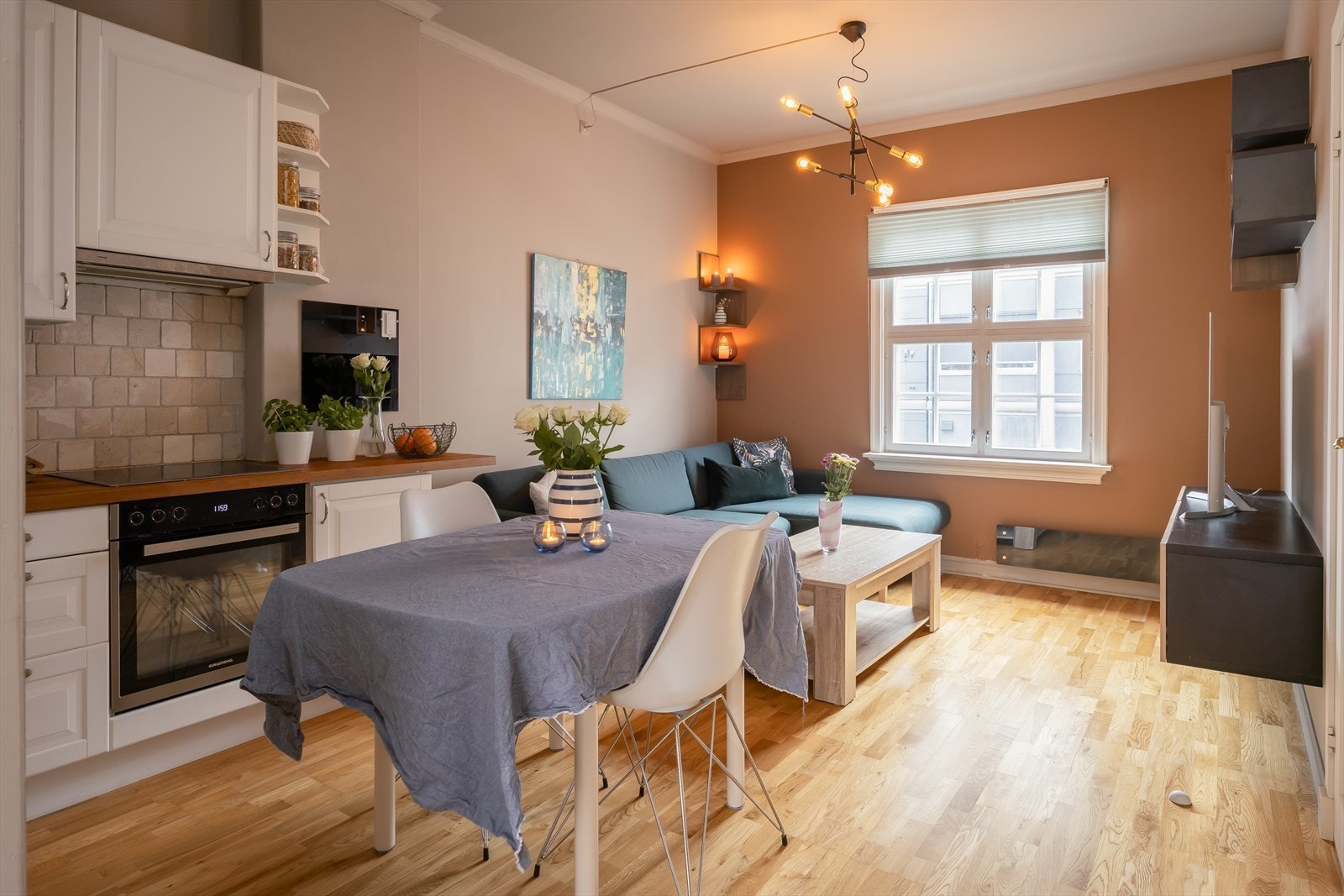 Leiligheten byr på åpen stue- og kjøkkenløsning på 20,5 m². Galleribilde