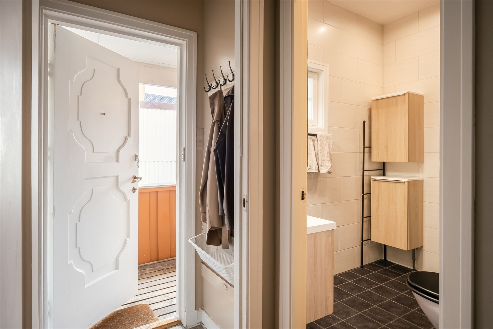 Vindfang på 0,9 m² og har praktisk oppheng for ytterklær. Galleribilde