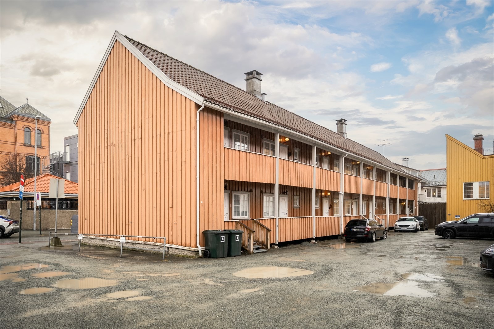 Det er sykkelparkering både inne og ute. Galleribilde