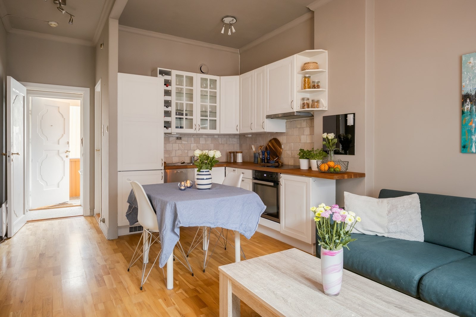 Det er mye inkludert i de månedlige felleskostnadene: strøm og varmtvann, felles bygningsforsikring, kabel-TV/internett, sparing, styrehonorar og drift/vedlikehold. Galleribilde