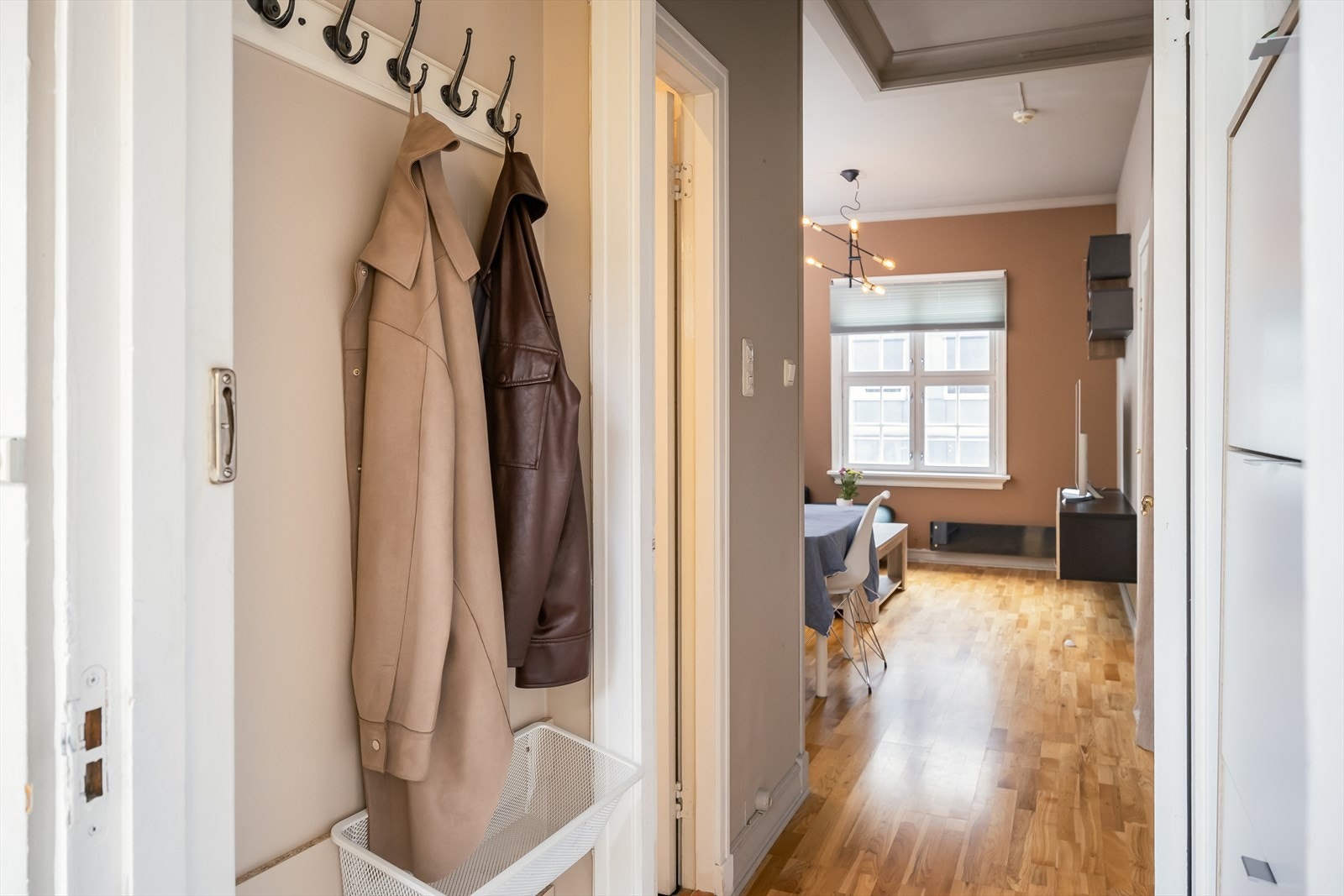 Sikringsskapet i leiligheten er nytt fra 2010, og i 2021 ble det installert en ny 16A-sikring, samt ny stikkontakt i en av bodene, gangen og badet. Det er gjennomført kontroll av elektriker. Galleribilde