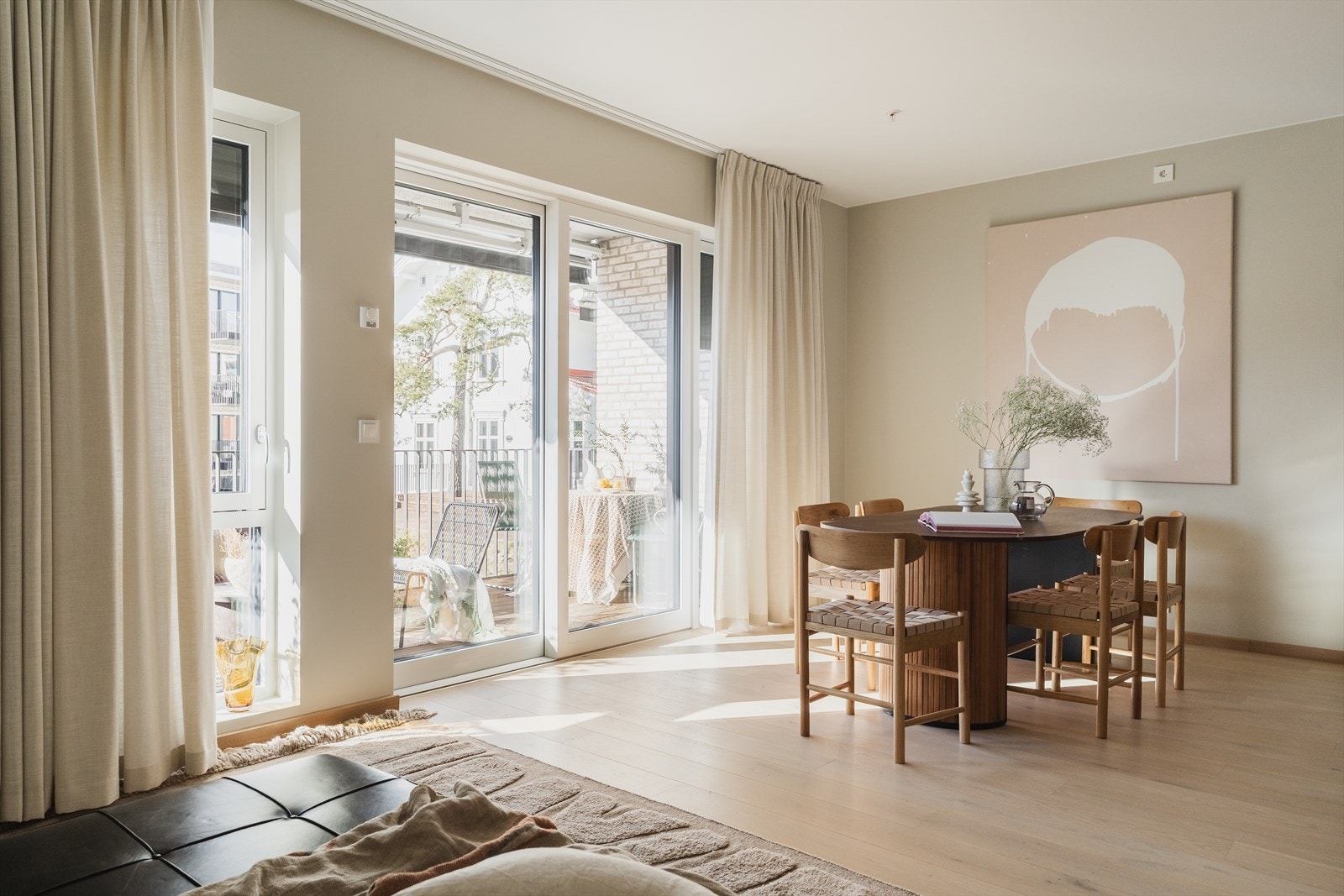 Fra stuen er det videre adkomst til en flott vestvendt balkong på 10 m² Galleribilde