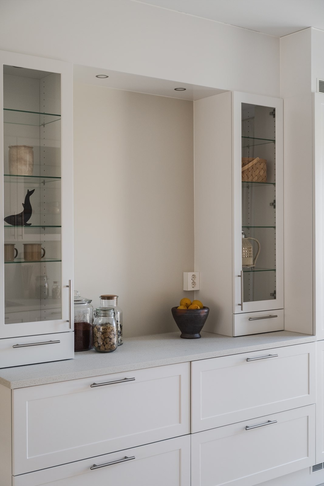 Det er etablert en lekker vitrineløsning integrert i innredningen - Det er også fullsize kjøleskap og fryseskap Galleribilde