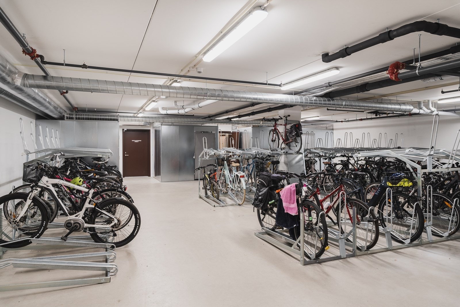 Det er etablert et fellesrom for vedlikehold av sykler og smøring av ski i bygg C i forbindelse med sykkelkjeller Galleribilde