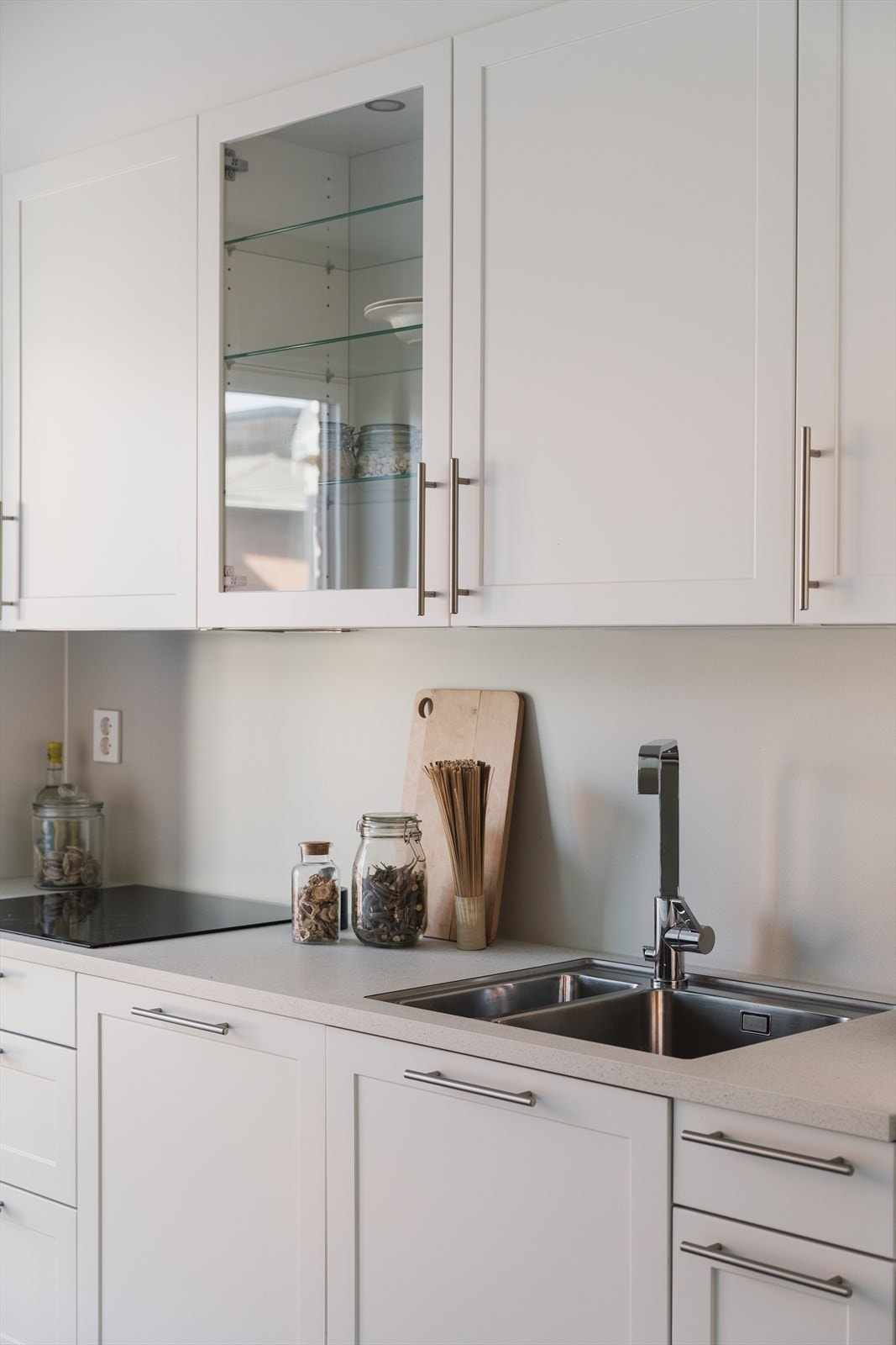 LED-belysningen under overskapene, og i overskapene med glassfronter, er både energieffektiv og praktisk! Galleribilde