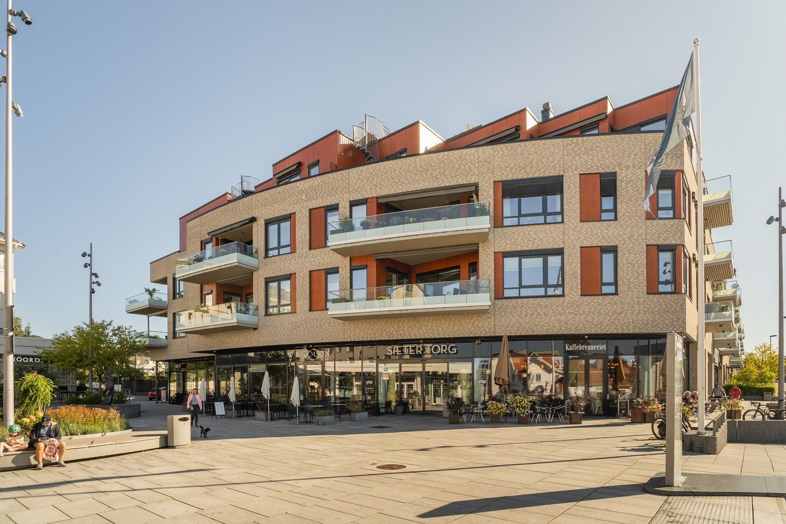 På Sæter torg finnes et godt utvalg av butikker som Meny, Rema 1000 og Gutta på Haugen, i tillegg til apotek, bokhandel, blomsterbutikk, treningssenteret Evo og flere kaféer som Joe and the Juice og W.B. Samson Galleribilde