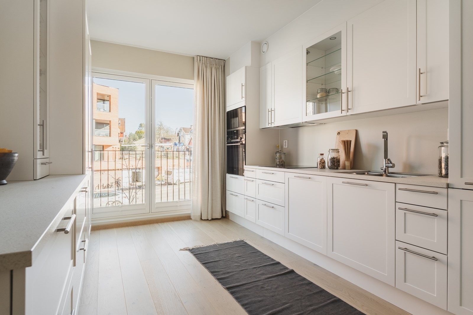 De integrerte hvitevarene fra Siemens sikrer optimal ytelse og stil, og inkluderer induksjonstopp, komfyr med pyrolyse, oppvaskmaskin, fullsize kjøleskap og fryseskap og microovn Galleribilde