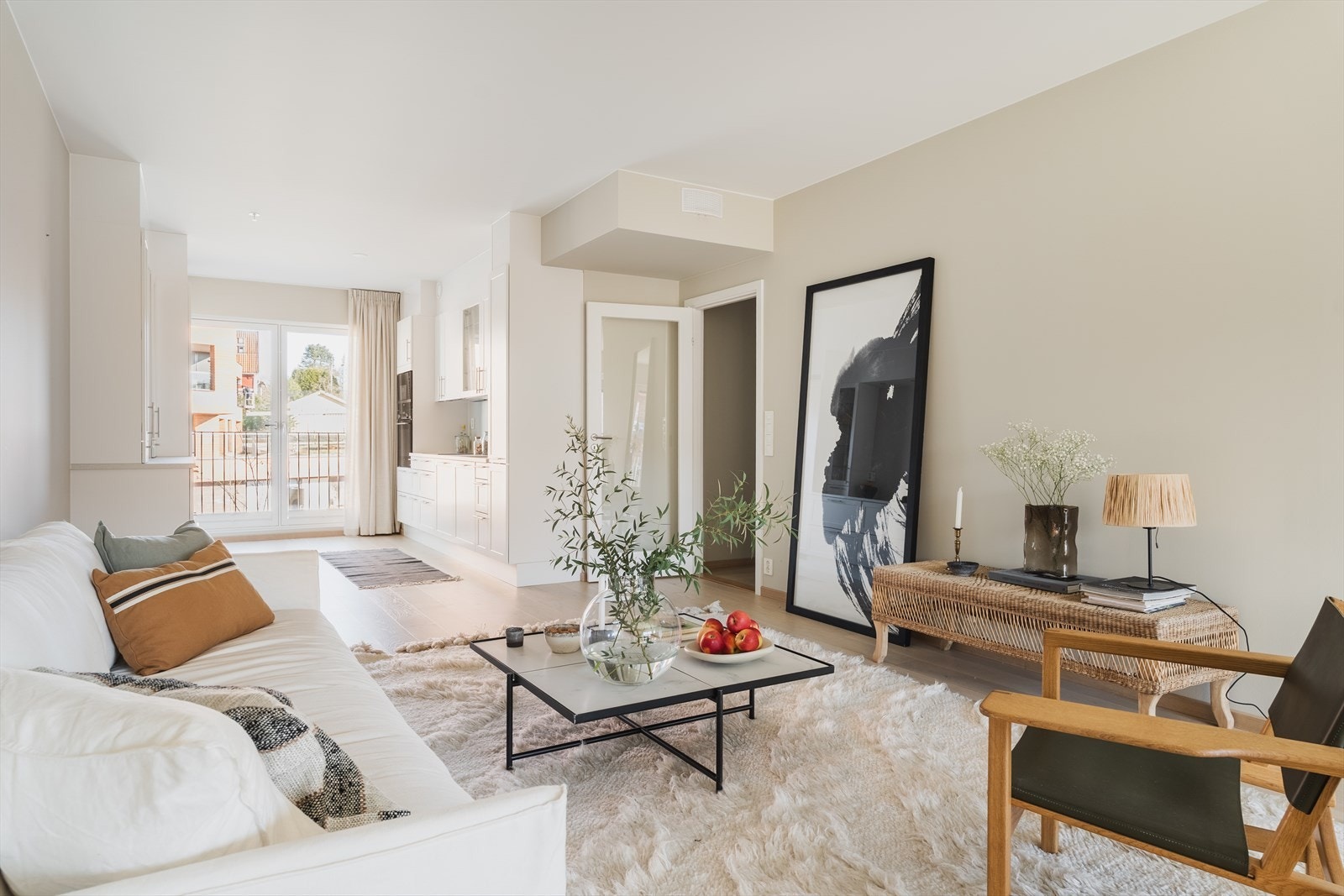 Stuens langstrakte utforming er både praktisk og tiltalende, med kjøkken strategisk plassert i motsatt ende av stuen Galleribilde